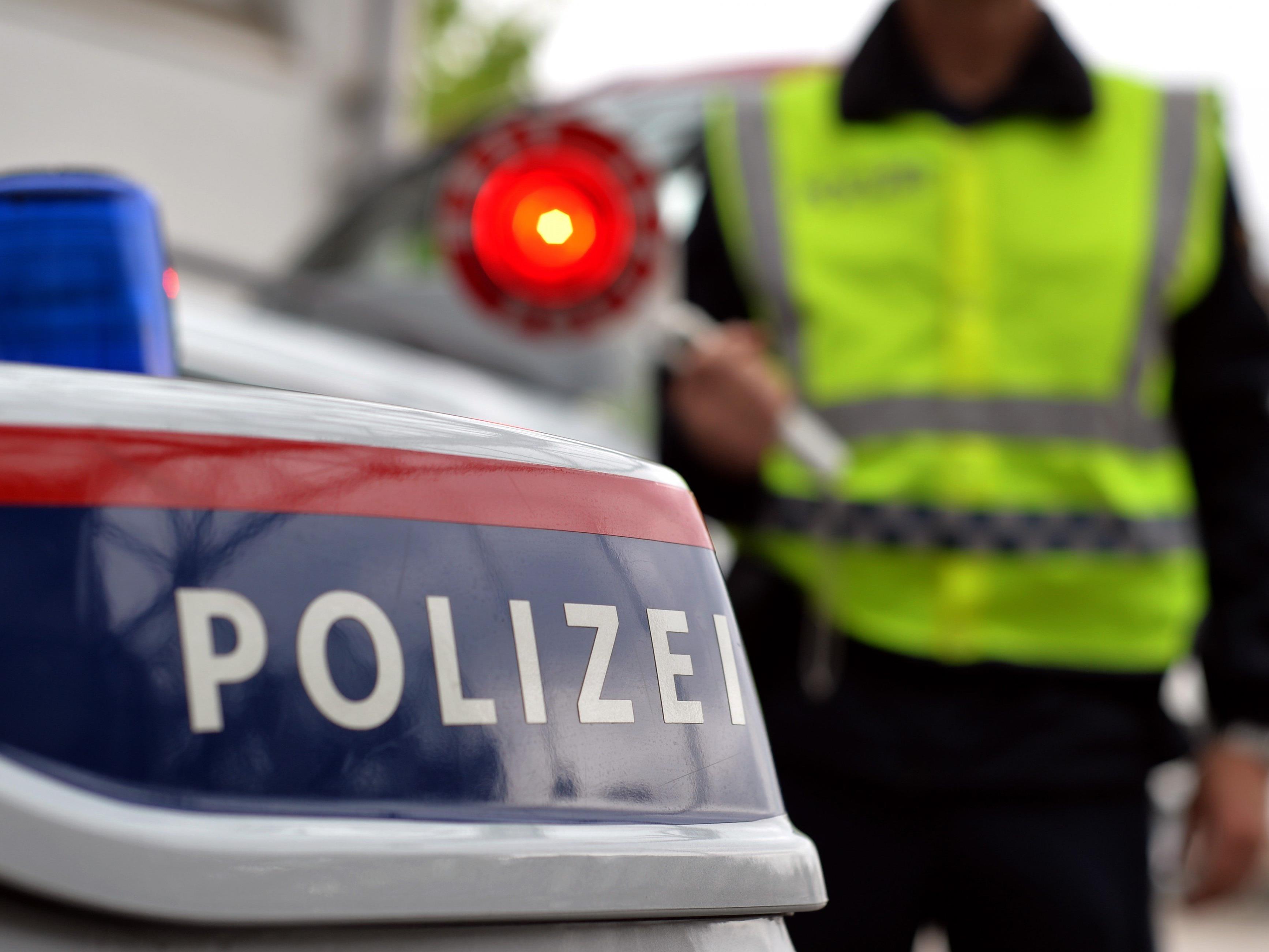 Die Polizei fahndet auch in Vorarlberg nach einem flüchtigen Räuber.