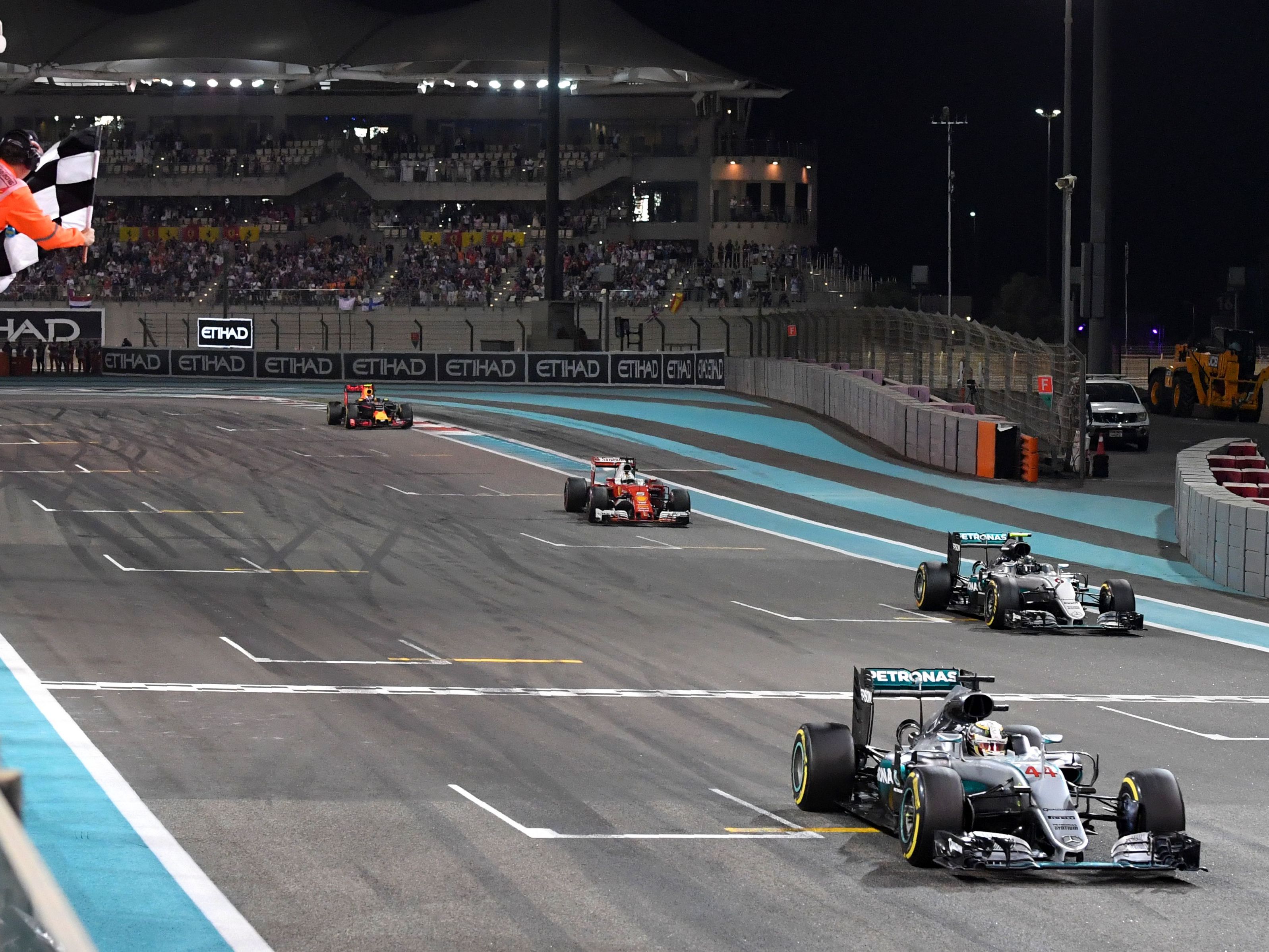 Der Zieleinlauf: Lewis Hamilton ist vorne, aber Rosbergs zweiter Platz reicht zum Titel. Der Zieleinlauf: Lewis Hamilton ist vorne, aber Rosbergs zweiter Platz reicht zum Titel.