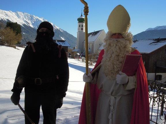 Der Besuch des Hl. Nikolaus beim Adventmarkt wird mit Spannung erwartet.