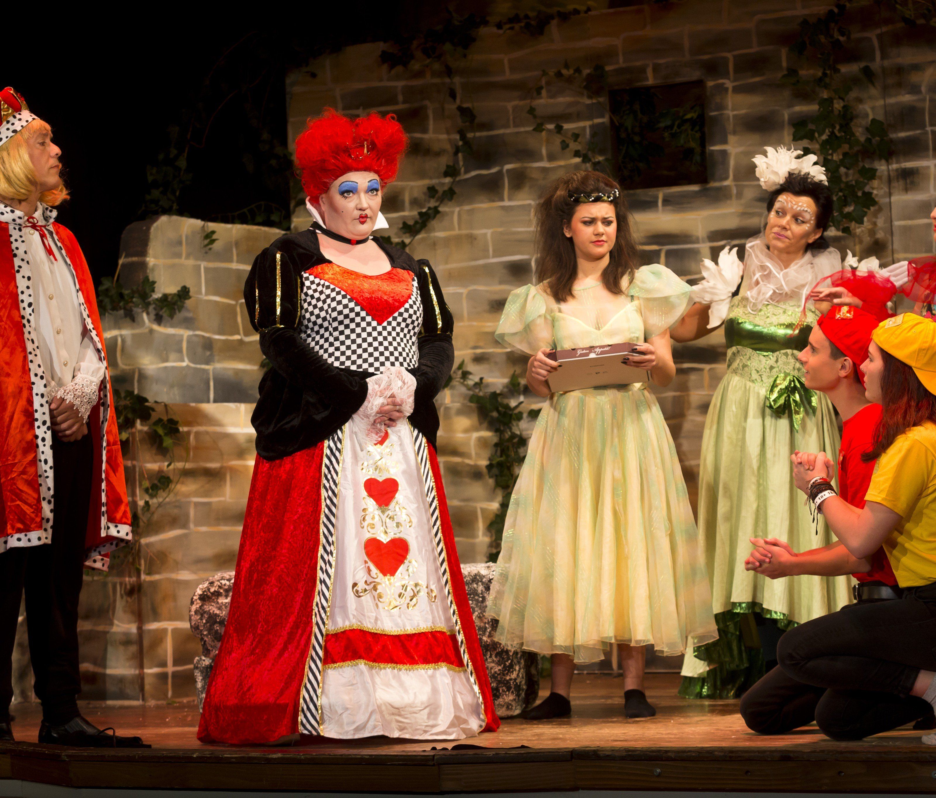 Eine Augenweide sind nicht nur die wundervollen Kostüme, sondern auch die schauspielerische Leistung der Darsteller. Eine Augenweide sind nicht nur die wundervollen Kostüme, sondern auch die schauspielerische Leistung der Darsteller.