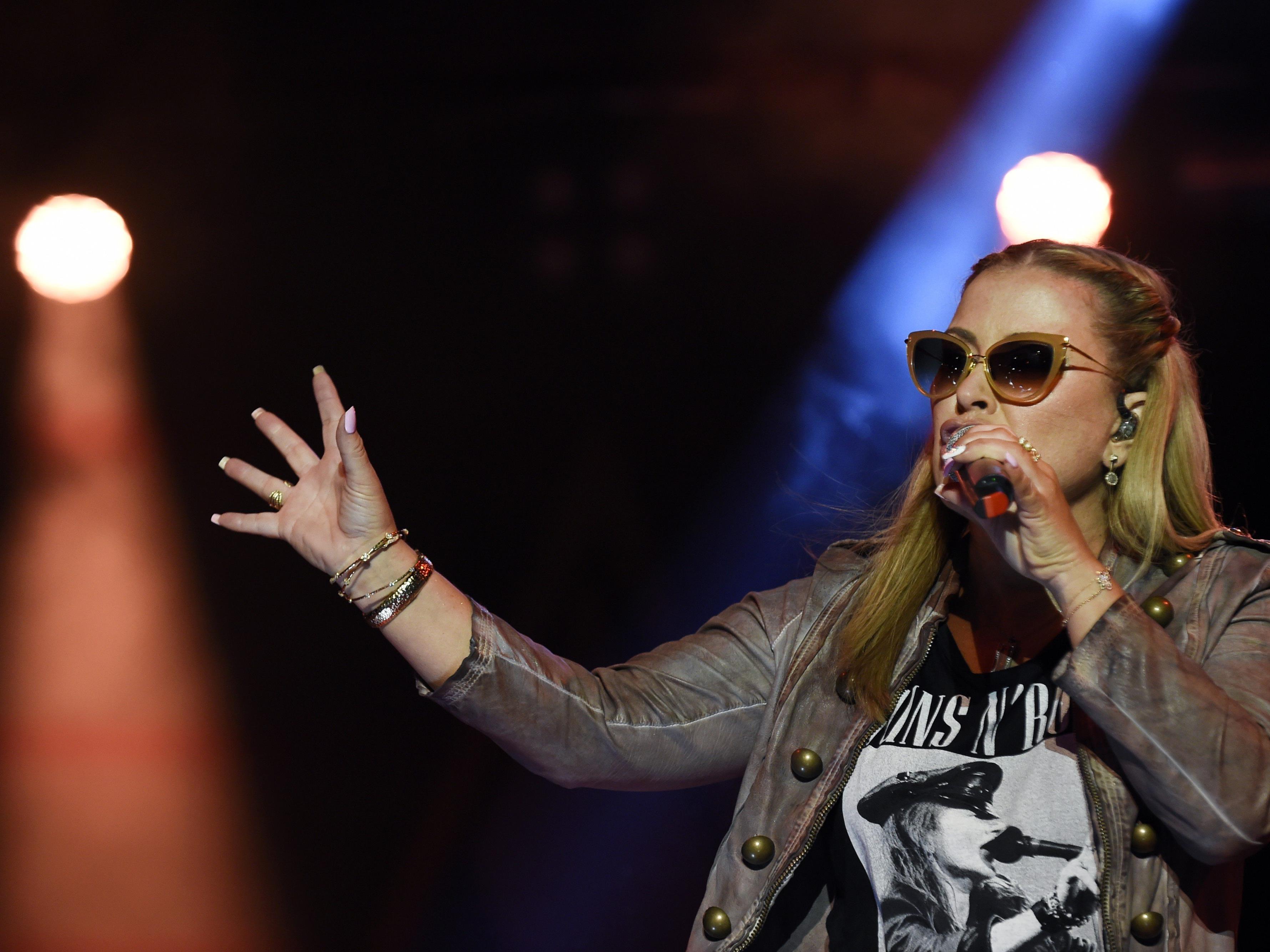 Sängerin Anastacia hat mutige Fotos von sich im "Fault Magazin" veröffentlichen lassen. Sängerin Anastacia hat mutige Fotos von sich im "Fault Magazin" veröffentlichen lassen.