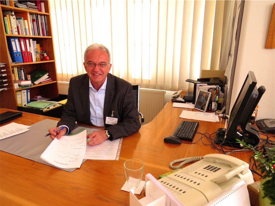 Dir. Gerhard Frontull in seinem Büro im BAfEP am Ardetzenberg