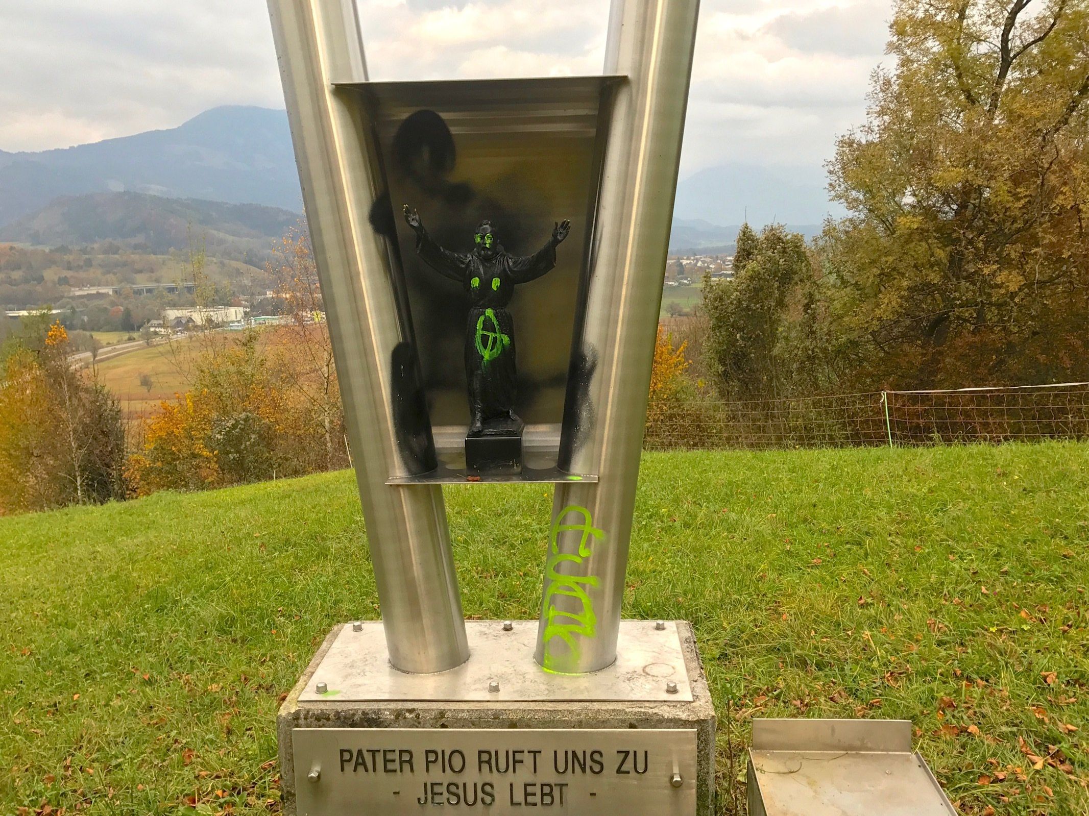 Verstörend wirkt der Anblick der arg verwüsteten Pater-Pio-Statue am Fuße von Maria Ebene. Verstörend wirkt der Anblick der arg verwüsteten Pater-Pio-Statue am Fuße von Maria Ebene.