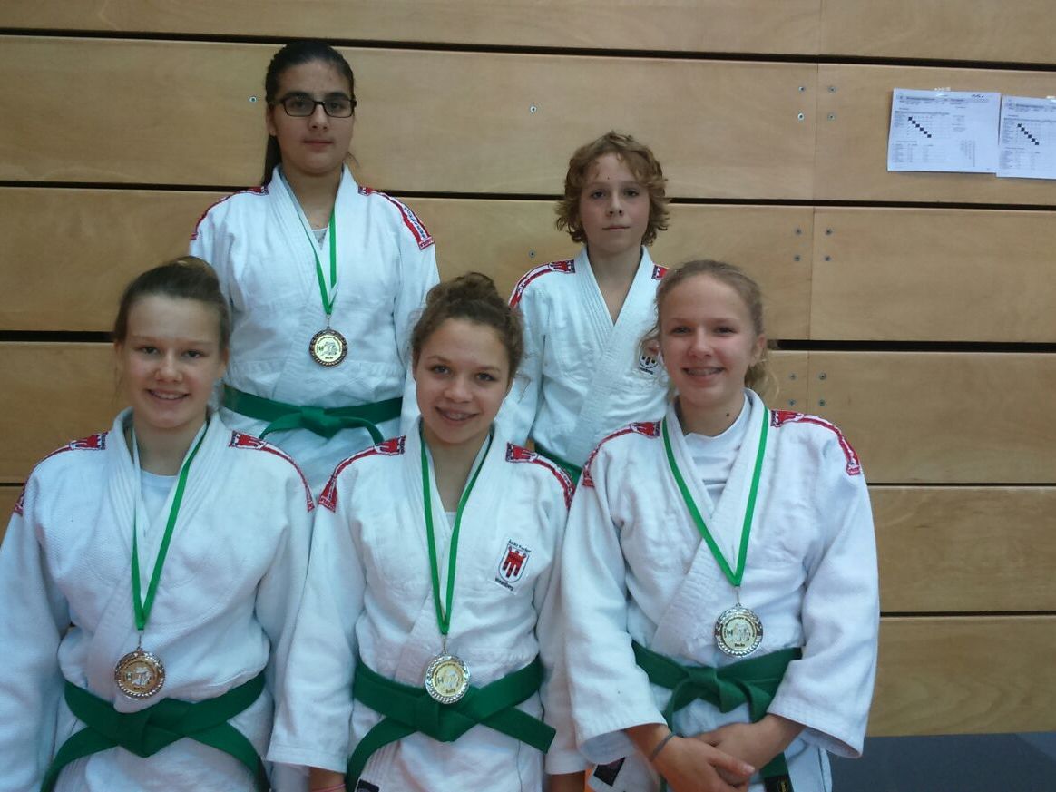 vorne: Diana, Annika, Nadja, hinten: Elif, Johannes vorne: Diana, Annika, Nadja, hinten: Elif, Johannes