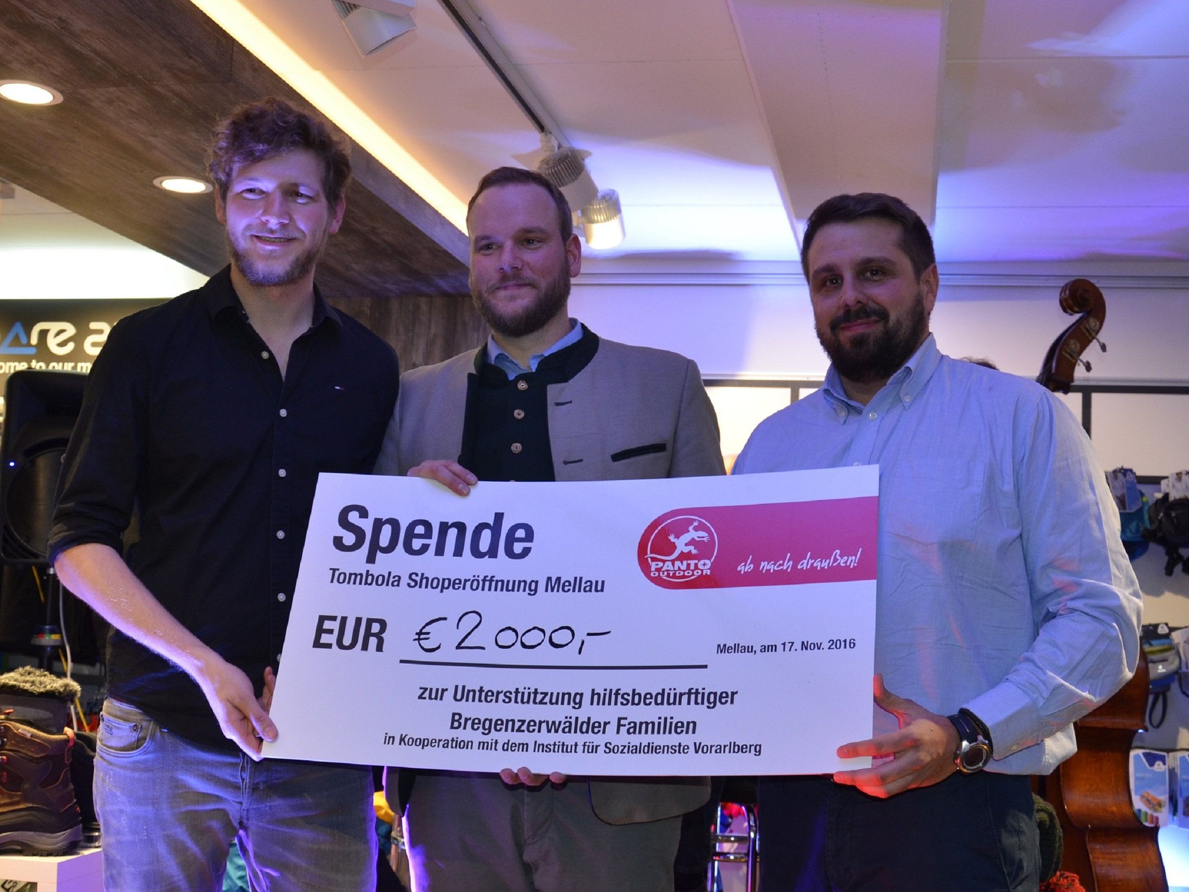 Die drei Geschäftsführer überreichten einen Scheck Die drei Geschäftsführer überreichten einen Scheck