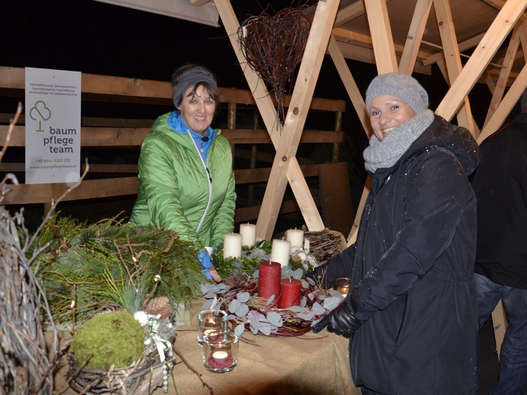 Markttreiben bei der Schnepfauer Christbaumfeier Markttreiben bei der Schnepfauer Christbaumfeier