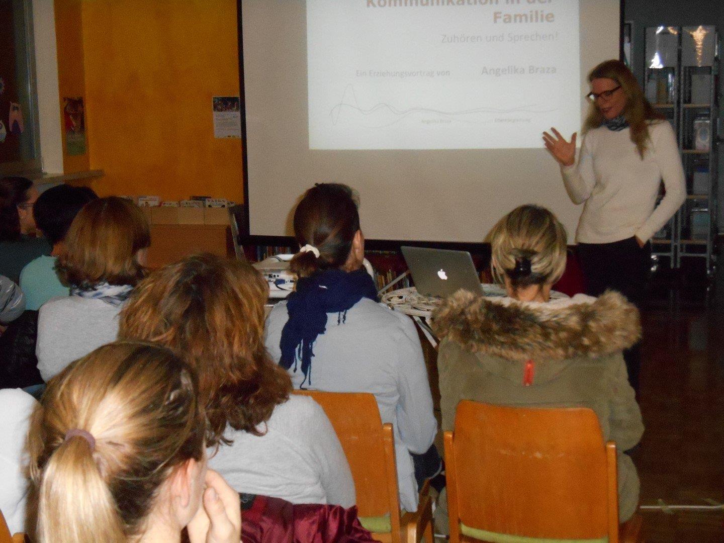 Erziehungsexpertin Angelika Braza bei ihrem Vortrag in Altach