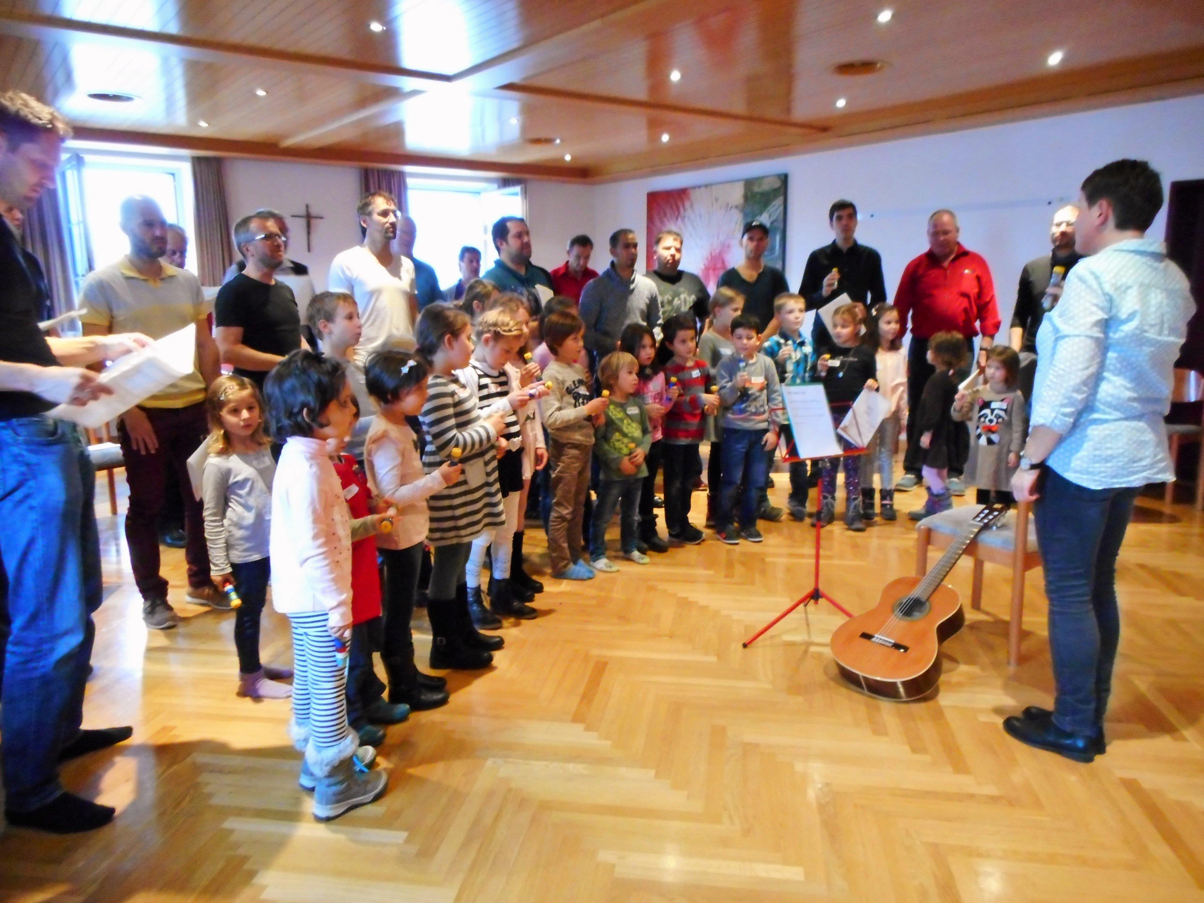 Die Kinder sangen mit ihren Papas und Opas unter der verspielten Anleitung von Dany Helbok.