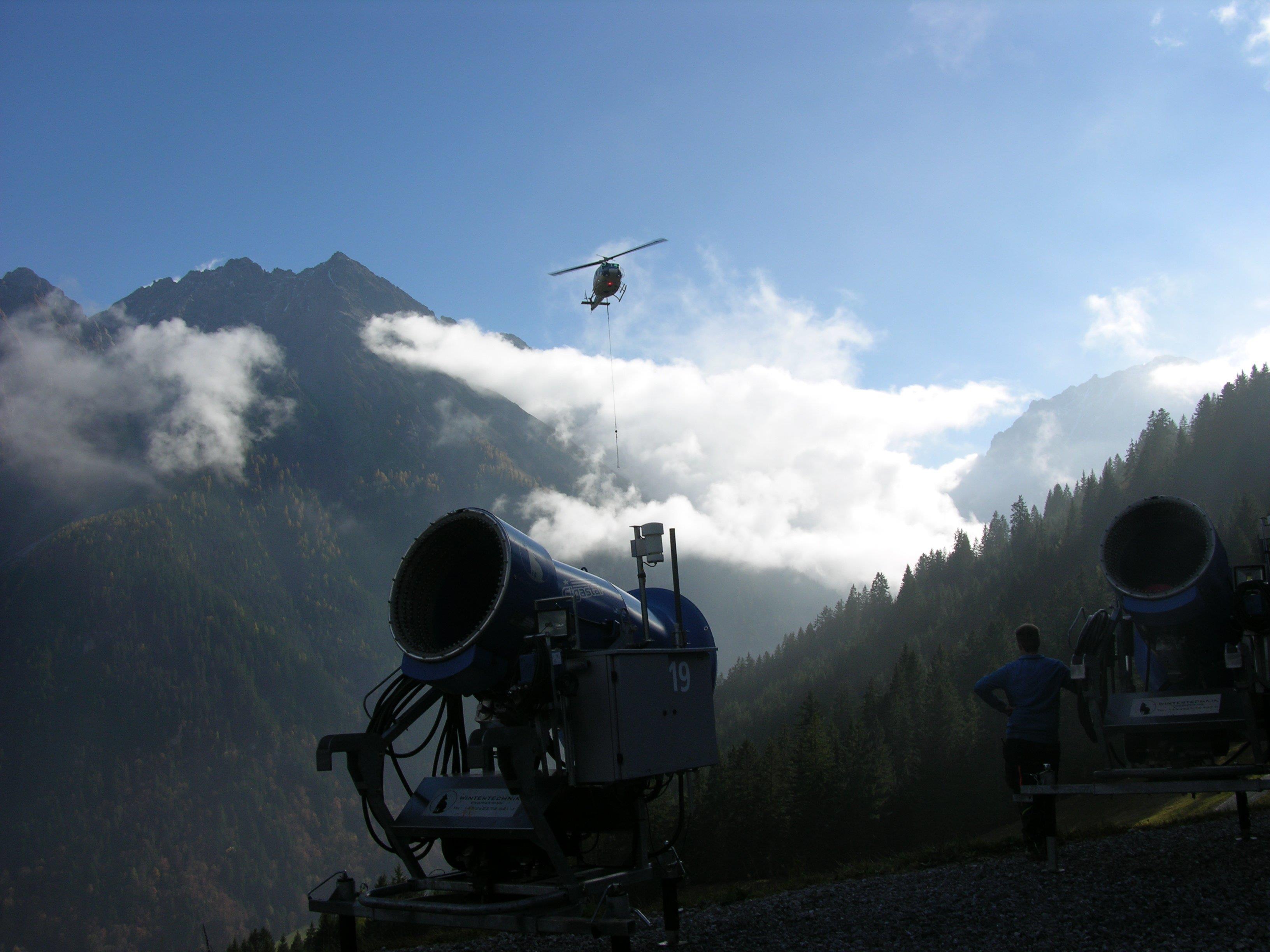 Gemeinsam mit Wucher Helikopter brachten die Bergbahnen Brandnertal die Schneekanonen für den Winter in Position.