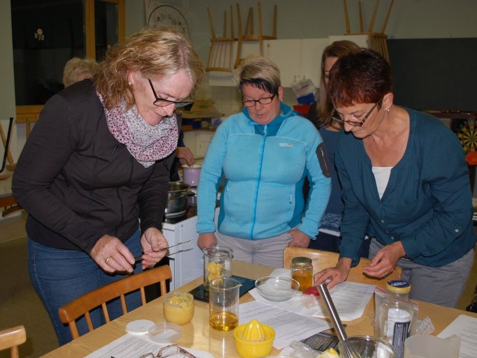 Andrea Schönherr erklärt die Zusammensetzung und Verarbeitung der verschieden Zutaten. Andrea Schönherr erklärt die Zusammensetzung und Verarbeitung der verschieden Zutaten.
