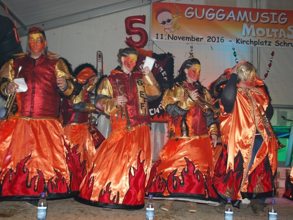 Die neuen Kostüme sind in warmen Orange-Rot- und Gelbtönen gehalten. Die neuen Kostüme sind in warmen Orange-Rot- und Gelbtönen gehalten.