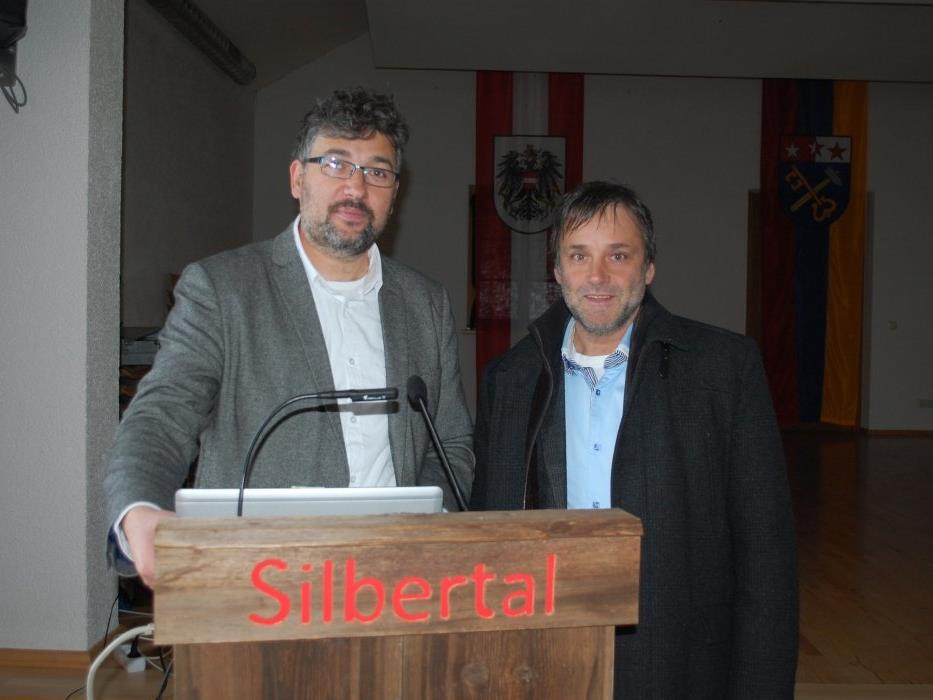 Michael Kasper und Bürgermeister Thomas Zudrell konnten zahlreiche Interessierte zum 1. Vorarlberger Zeitgeschichtetag begrüßen.