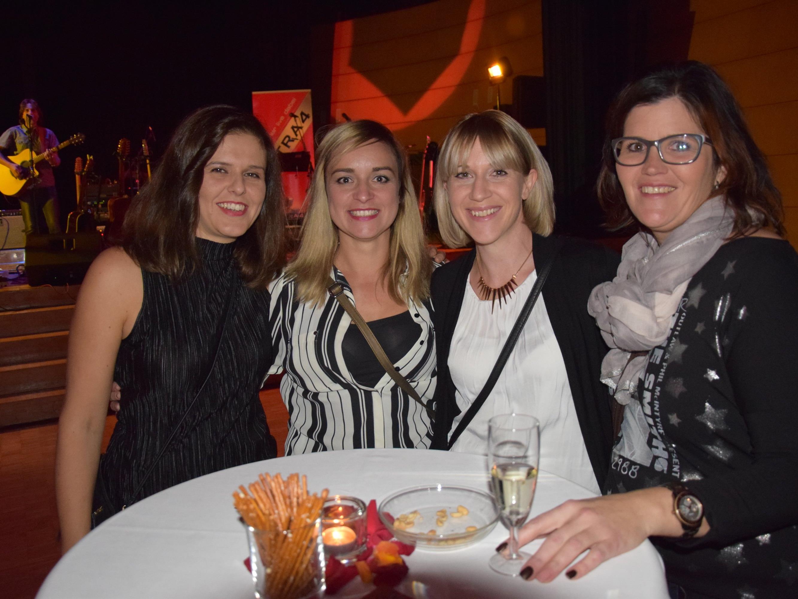 Auch Viola, Manuela, Rafaela und Stefanie feierten die letzte UE40 Party....