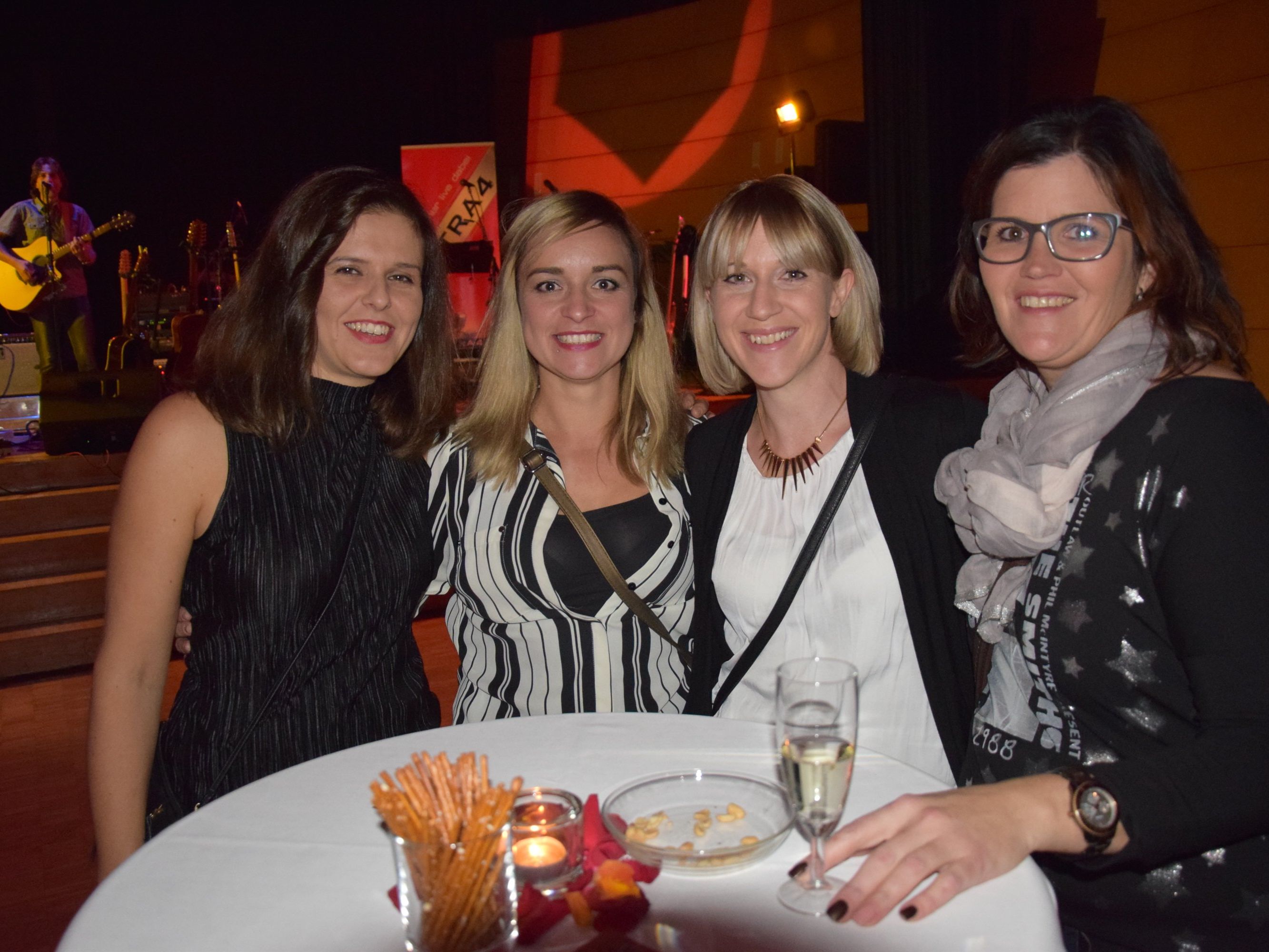 Auch Viola, Manuela, Rafaela und Stefanie feierten die letzte UE40 Party.... Auch Viola, Manuela, Rafaela und Stefanie feierten die letzte UE40 Party....
