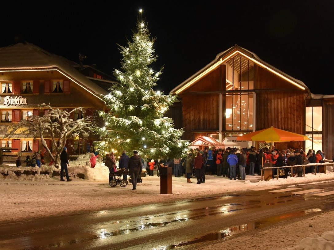 Der Christbaum auf dem Dorfplatz wird im Rahmen von „Einkaufsglück“ illuminiert.