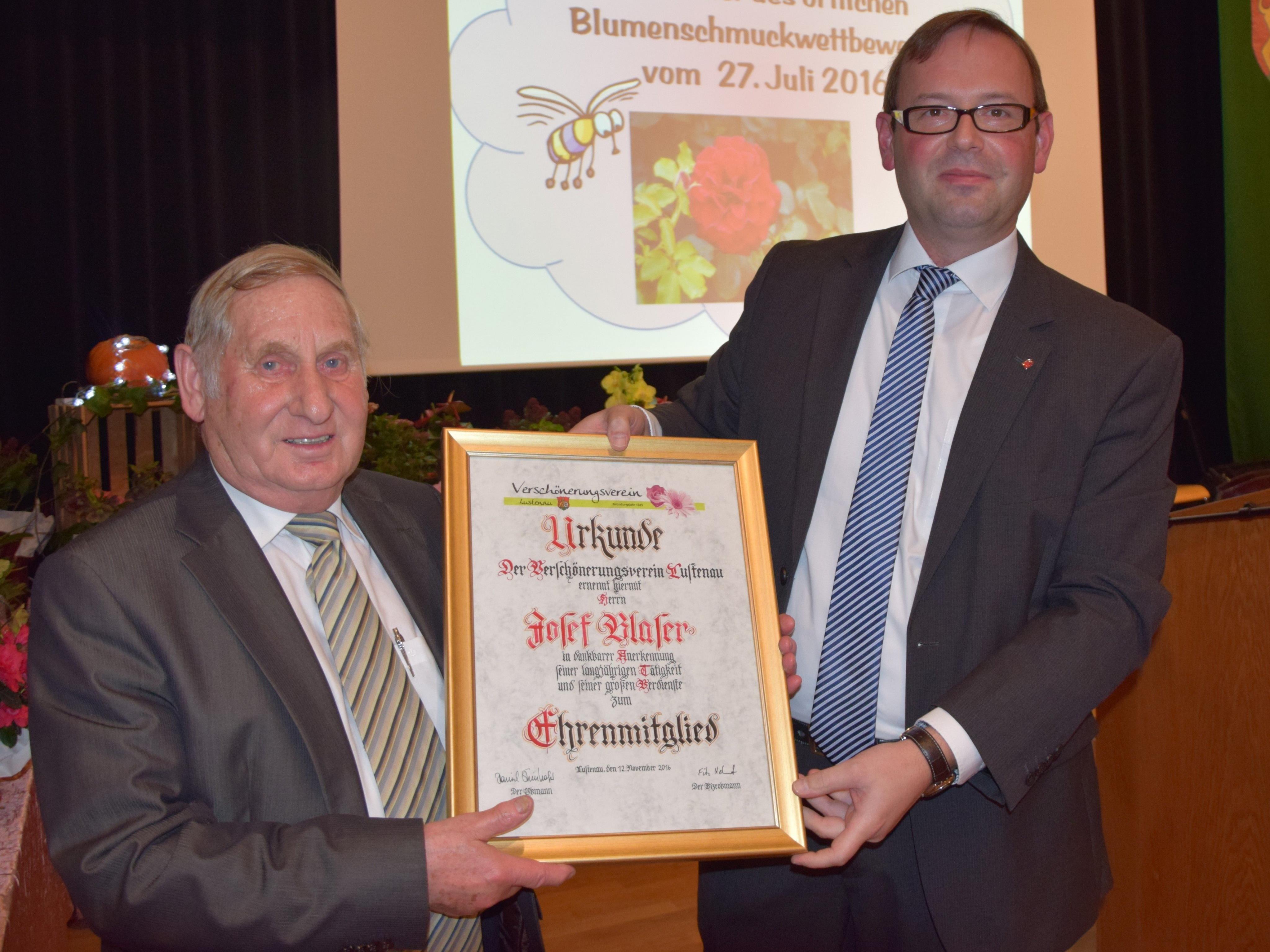 Obmann Daniel Steinhofer überreicht die Ehrenmitgliedsurkunde an Vizeobmann Josef Blaser