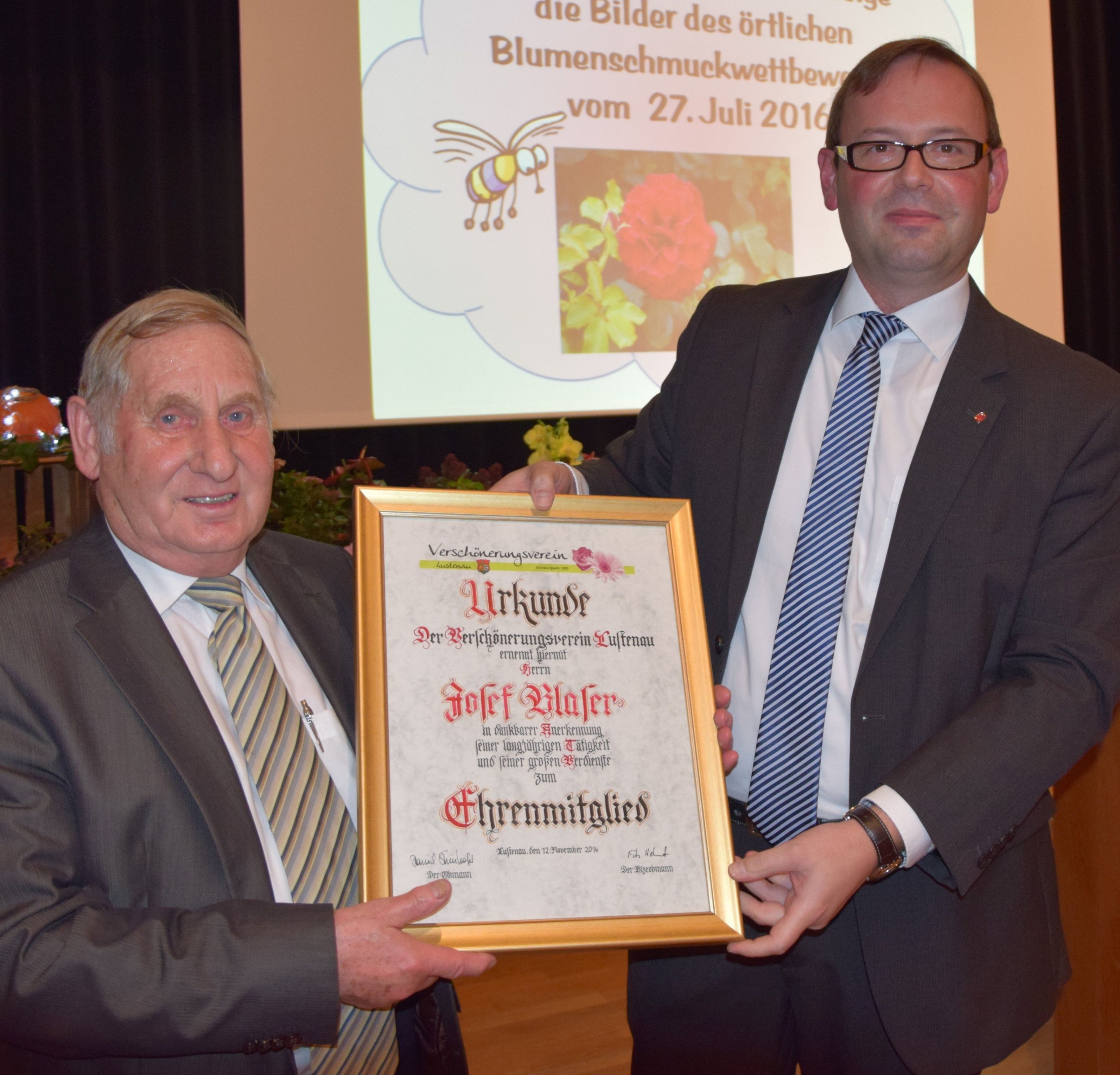 Obmann Daniel Steinhofer überreicht die Ehrenmitgliedsurkunde an Vizeobmann Josef Blaser Obmann Daniel Steinhofer überreicht die Ehrenmitgliedsurkunde an Vizeobmann Josef Blaser
