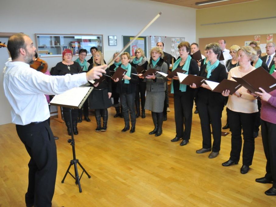 Die Alberschwender Sängerinnen und Sänger haben sich unter der Leitung von Chorleiter Mathias Wachter intensiv auf das Konzert vorbereitet.    Die Alberschwender Sängerinnen und Sänger haben sich unter der Leitung von Chorleiter Mathias Wachter intensiv auf das Konzert vorbereitet.