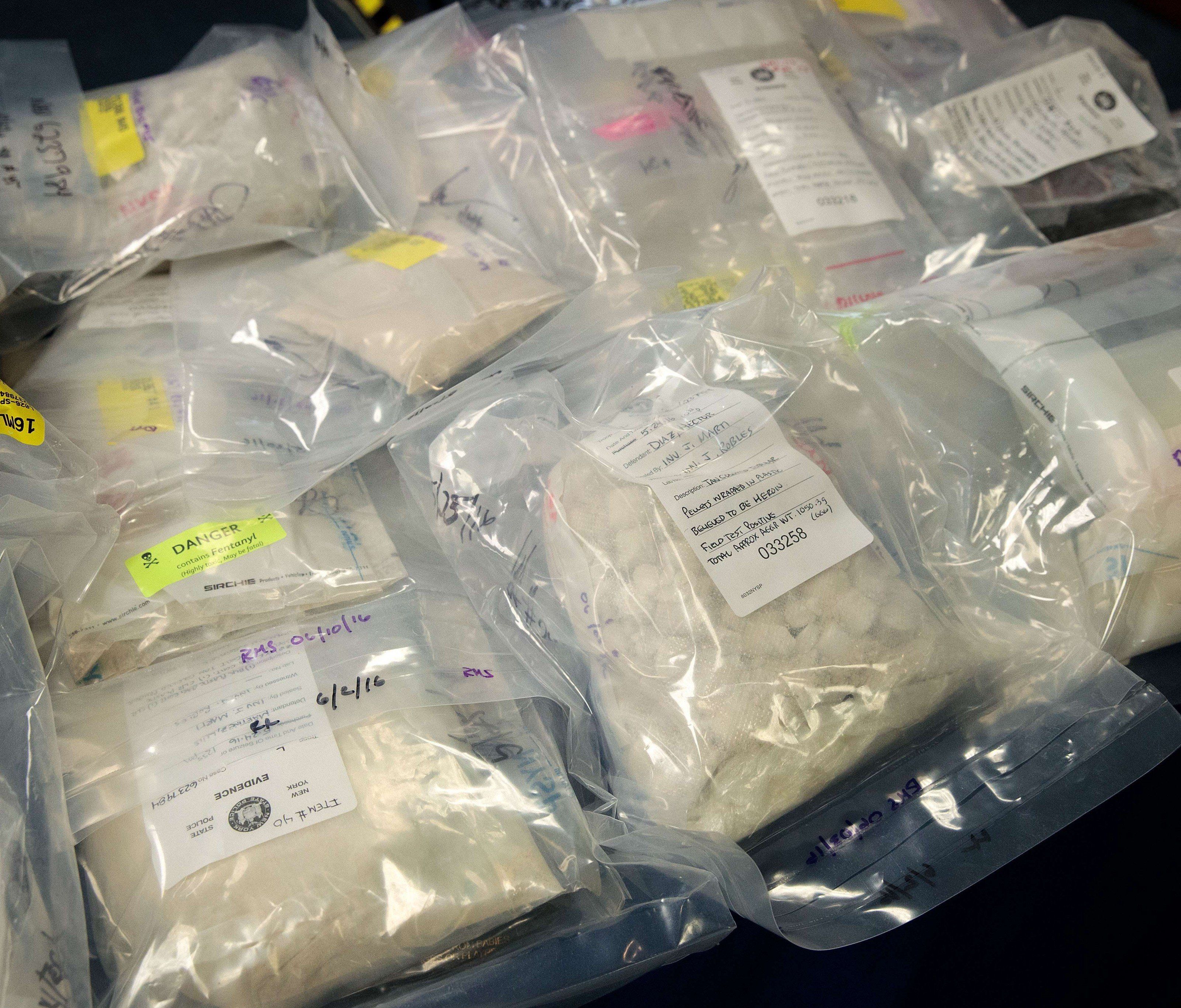 Eine 80-jährige Seniorin aus dem Ruhrgebiet wurde wegen Drogenhandels zu einer Bewährungsstrafe verurteilt. Eine 80-jährige Seniorin aus dem Ruhrgebiet wurde wegen Drogenhandels zu einer Bewährungsstrafe verurteilt.