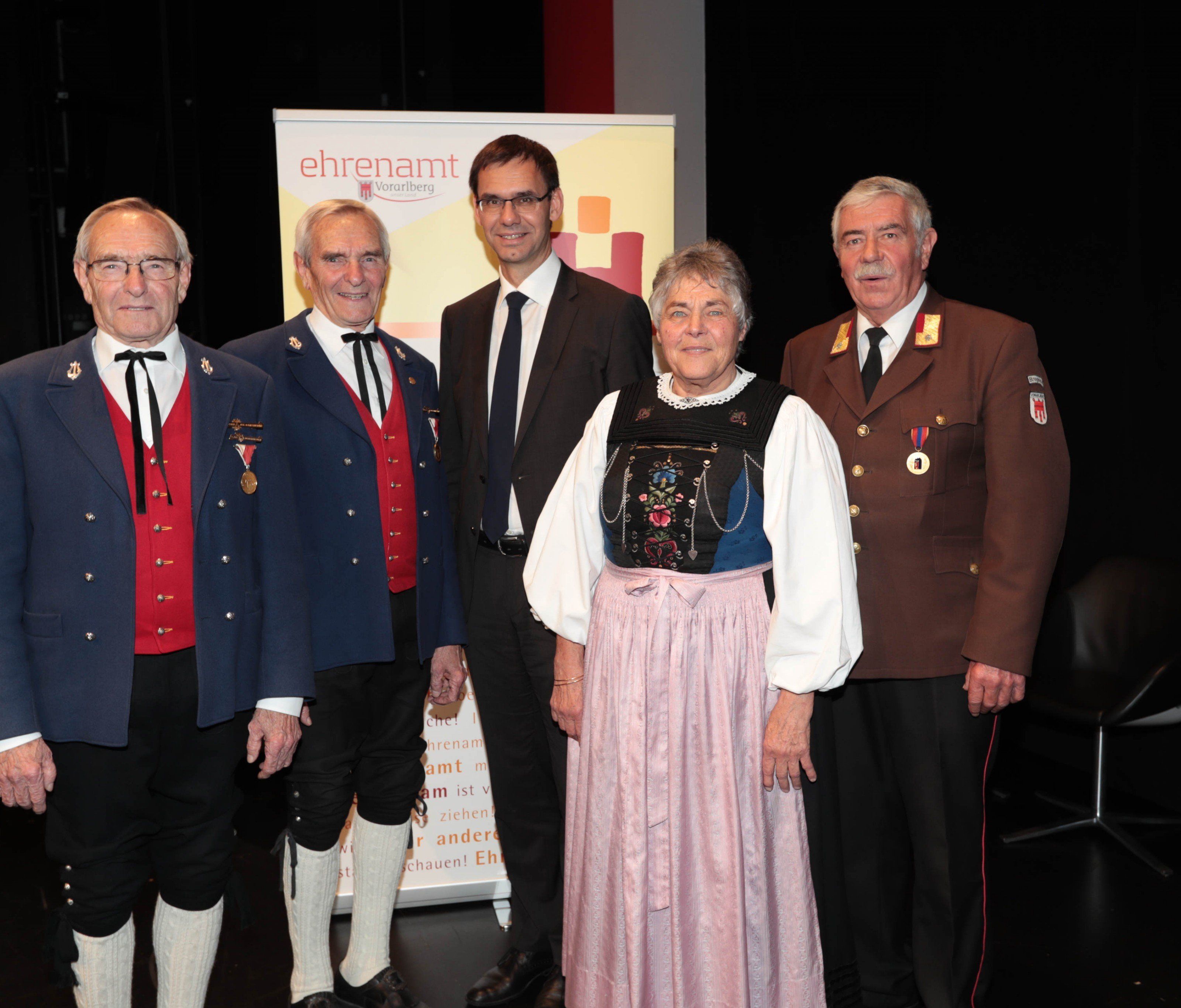 Musikanten-Brüder Alois und Anton Wachter, LH Markus Wallner, Chorsängerin Elisabeth Huemer und Floriani-Jünger Paul Lau.