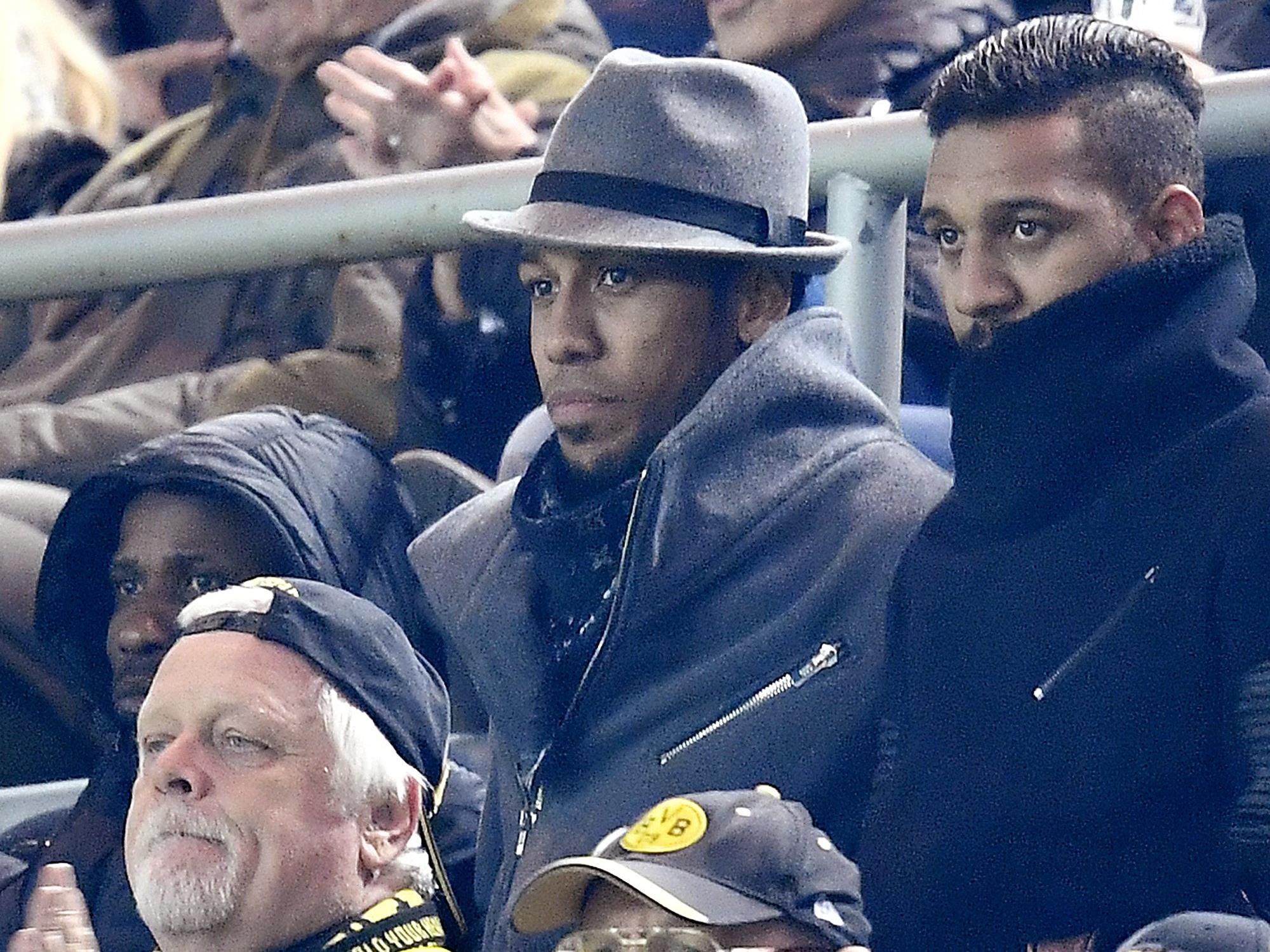 Pierre-Emerick Aubameyang inmitten seiner Brüder Catilina (l.) und Willi (r.). Pierre-Emerick Aubameyang inmitten seiner Brüder Catilina (l.) und Willi (r.).