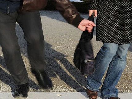 Ein Zeuge verfolgte und stellte den Handtaschendieb. Ein Zeuge verfolgte und stellte den Handtaschendieb.