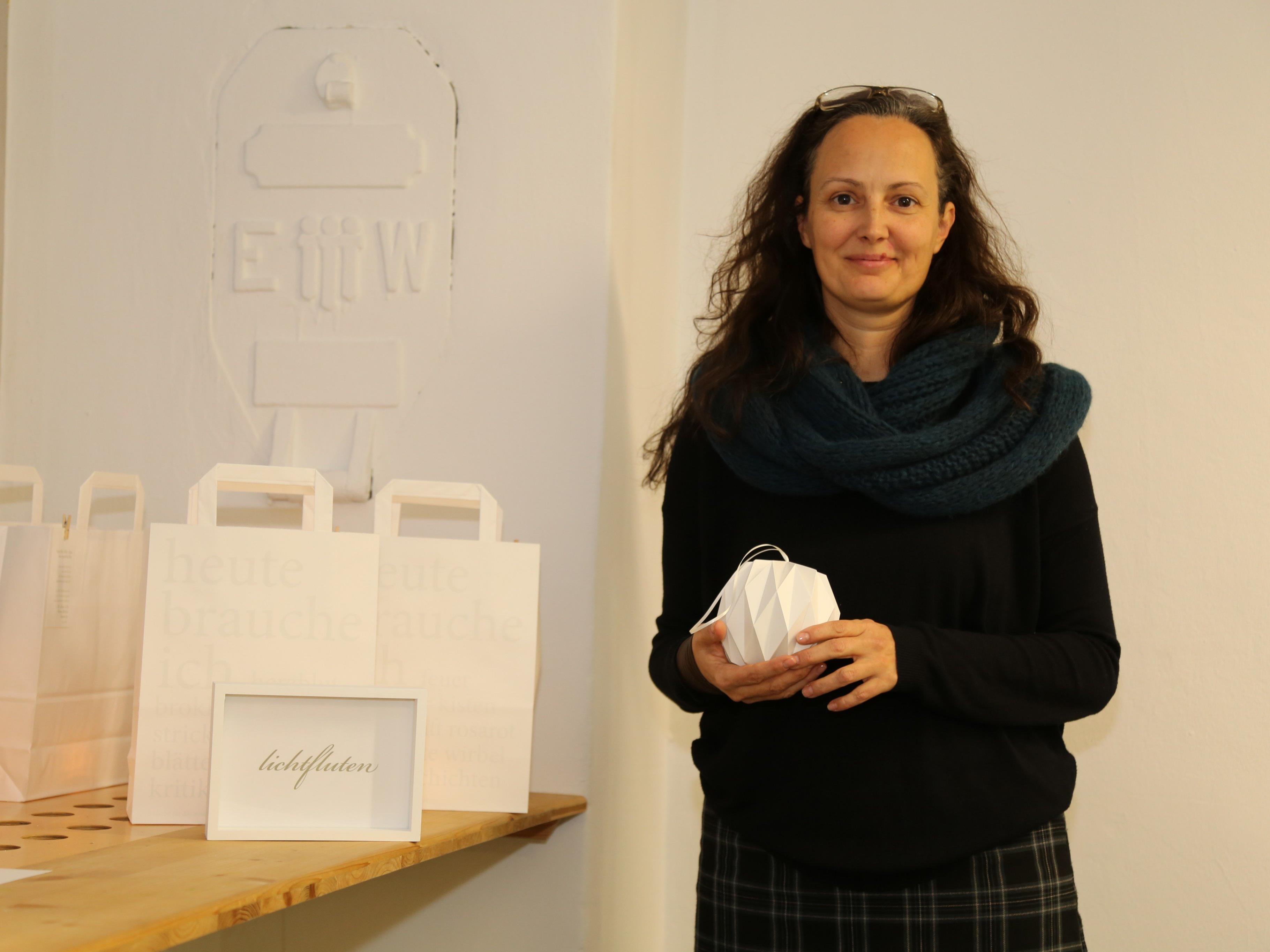 Kleines Debüt: Die Künstlerin Daniela Peter zeigte erstmals ihre Werke aus Papier in der Wexelstube.