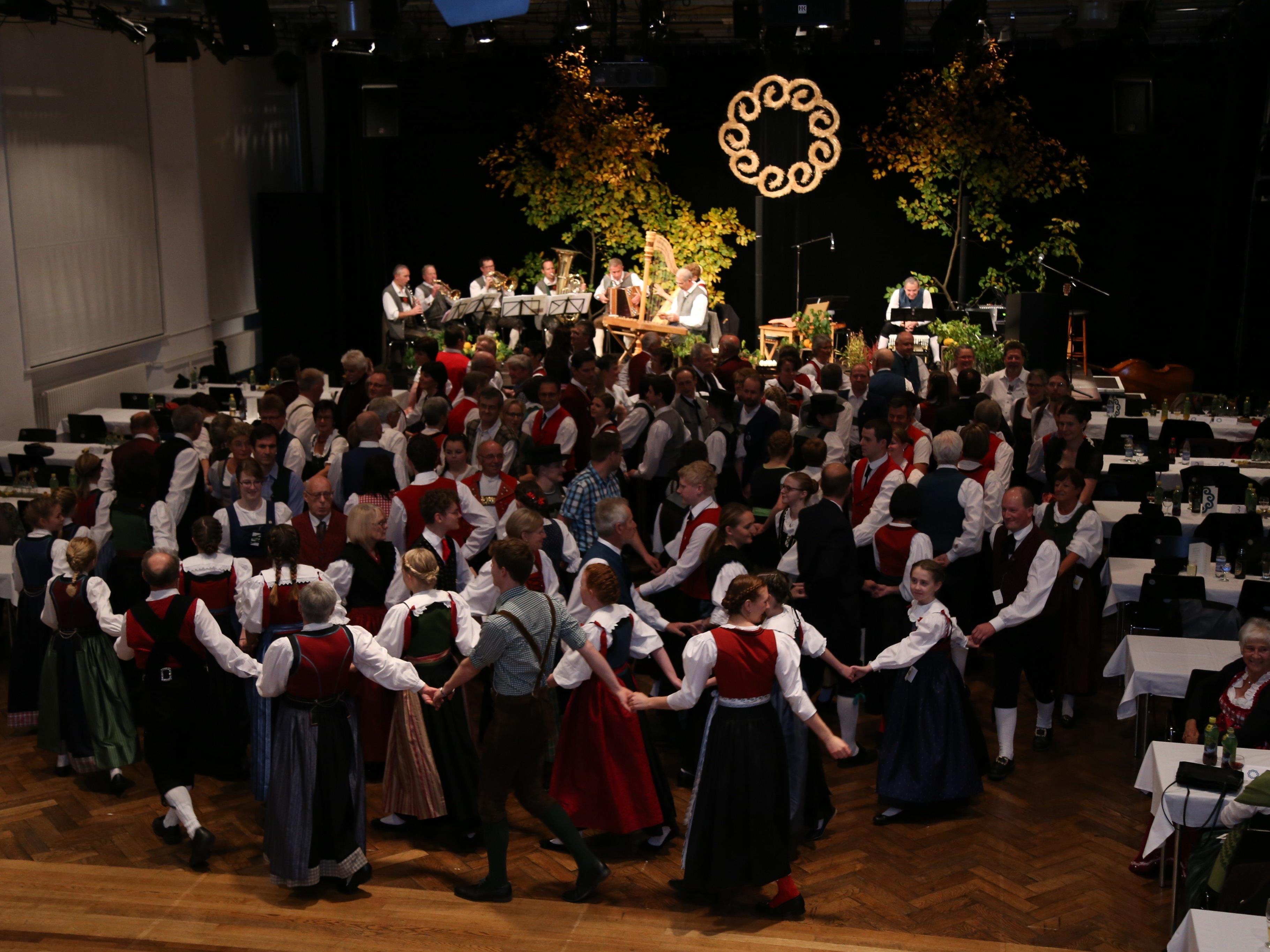 Über 100 Tänzer waren gekommen, um beim traditionellen Kathreintanz der TG im Pförtnerhaus teilzunehmen.