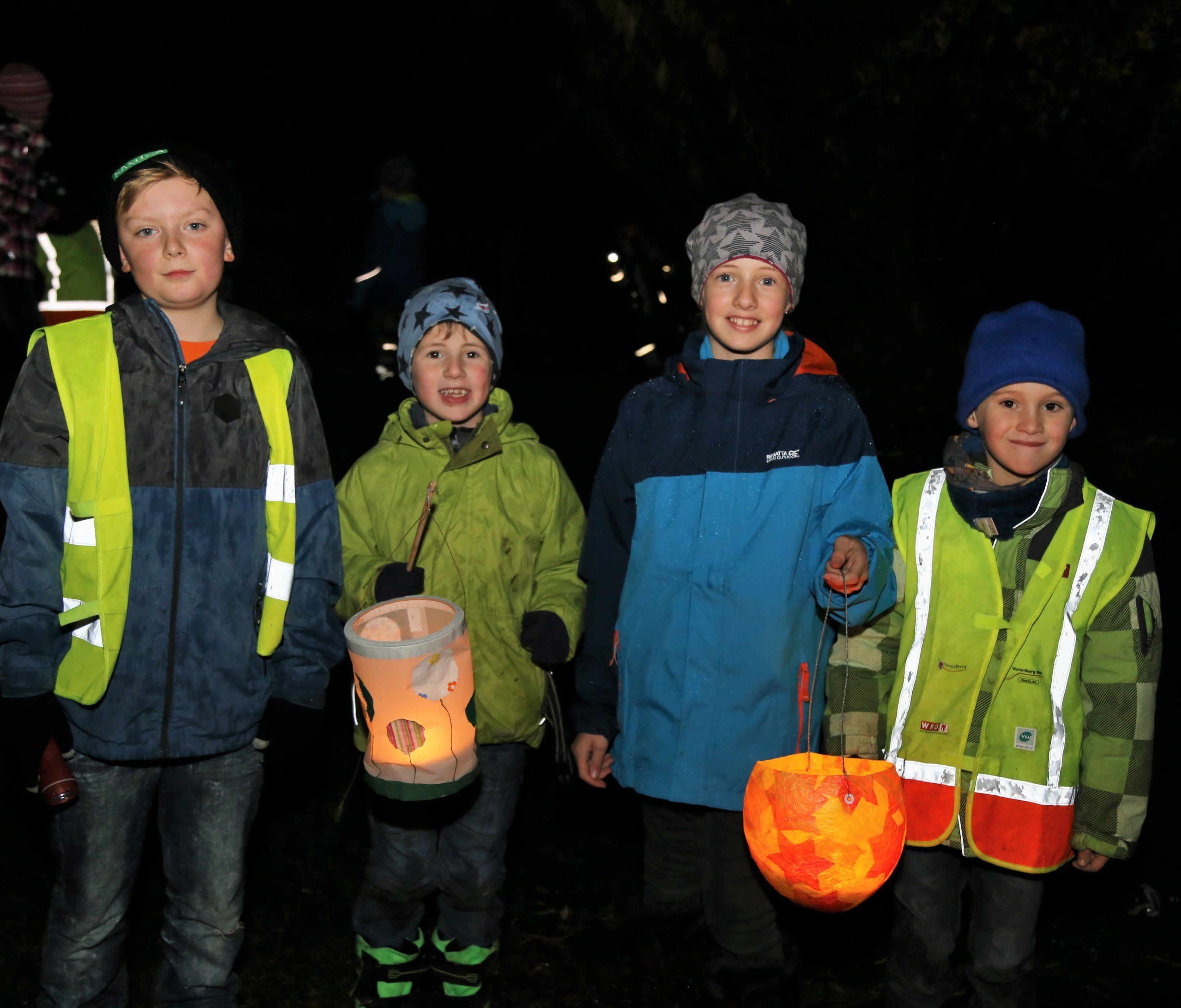 Die Kinder hatten sichtlich Spaß bei der dritten Lichterwanderung des Elternvereins. Die Kinder hatten sichtlich Spaß bei der dritten Lichterwanderung des Elternvereins.