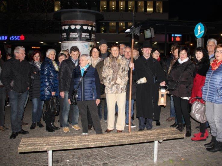 Die Teilnehmer erfuhren im Abenddunkel Wissenswertes über die Stadt Feldkirch