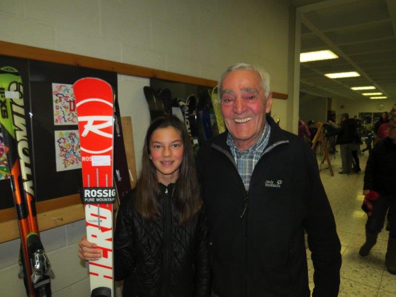 Lena besuchte zusammen mit ihrem Großvater den Skibasar.