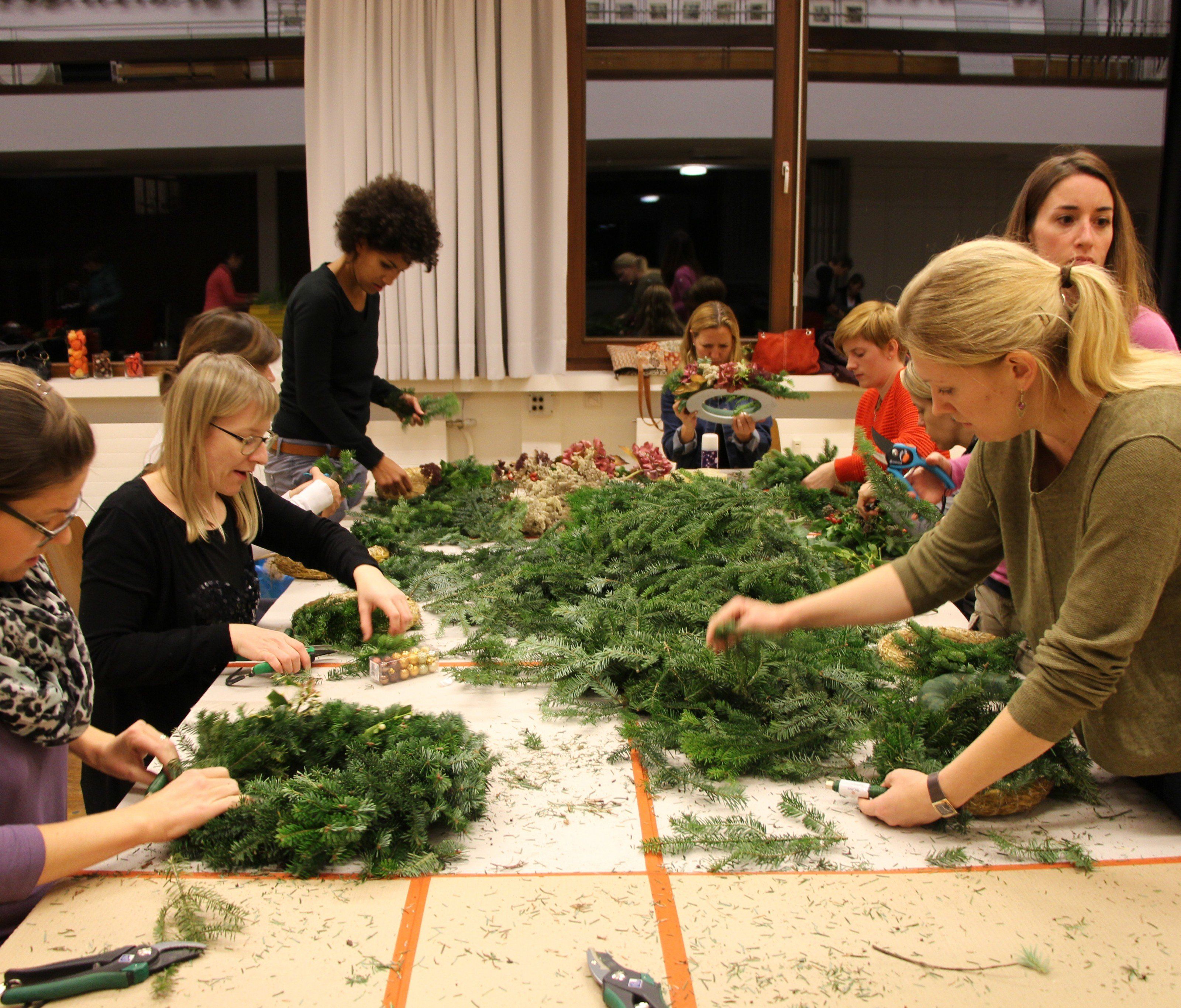 Begeisterung beim Adventskranzbinden Begeisterung beim Adventskranzbinden
