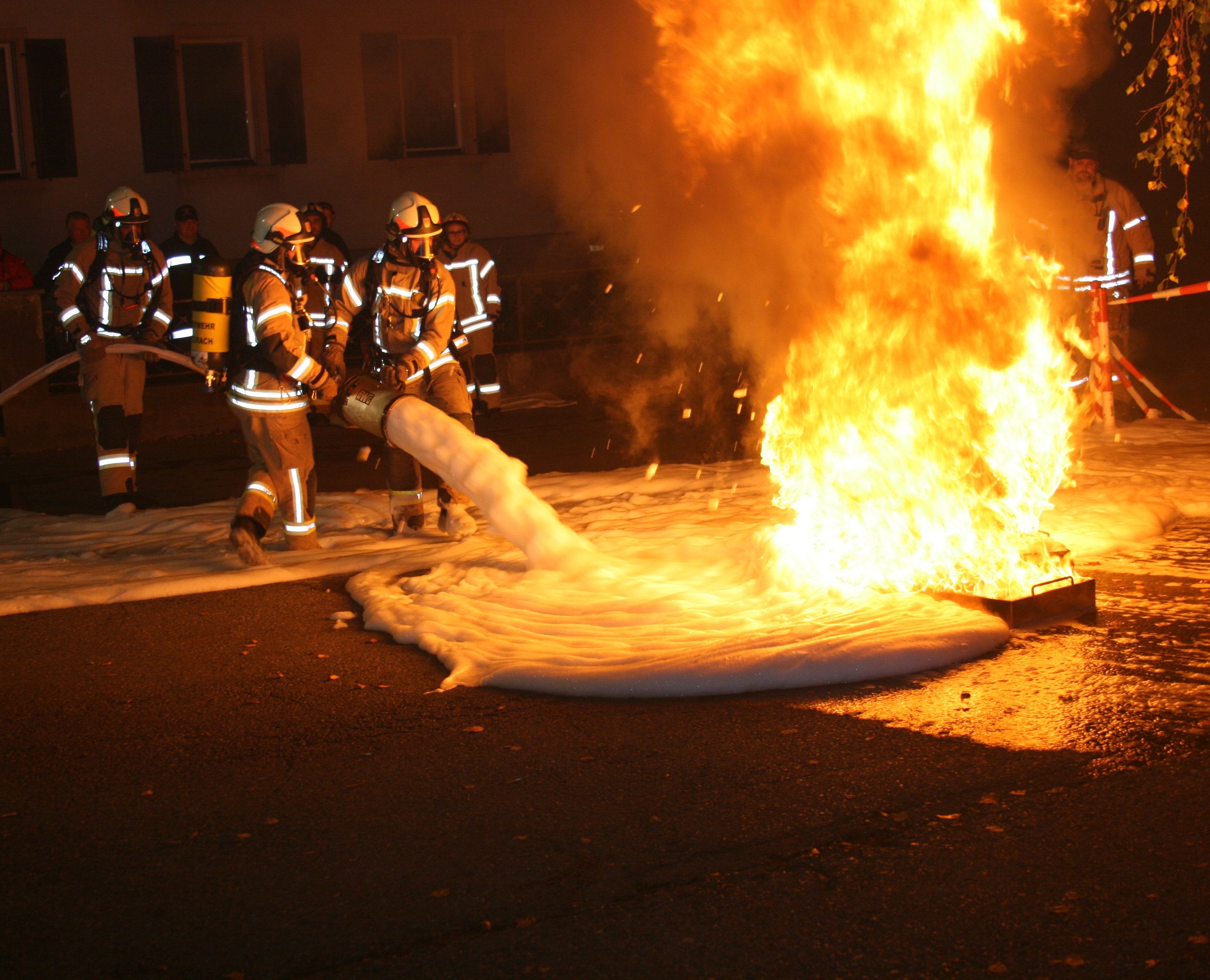 Spektaküläre Abschlussübung der Feuerwehr Lauterach Spektaküläre Abschlussübung der Feuerwehr Lauterach