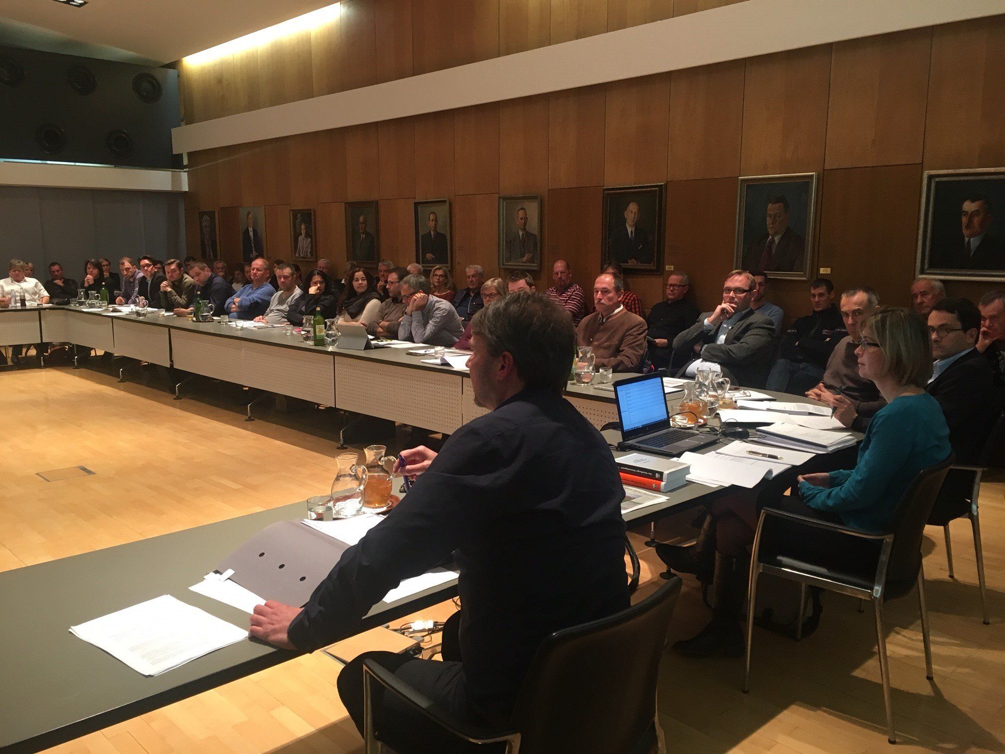 Die öffentliche Sitzung mit dem Hauptthema Ikea (vorne Bgm. Fischer) war sehr gut besucht. Die öffentliche Sitzung mit dem Hauptthema Ikea (vorne Bgm. Fischer) war sehr gut besucht.