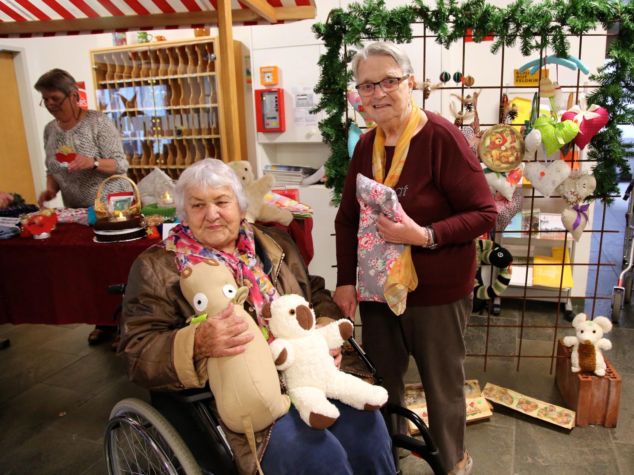 Die beiden Bewohnerinnen Hilda und Waltraud waren schon seit dem Sommer mit dem Basteln für den Adventmarkt beschäftigt.