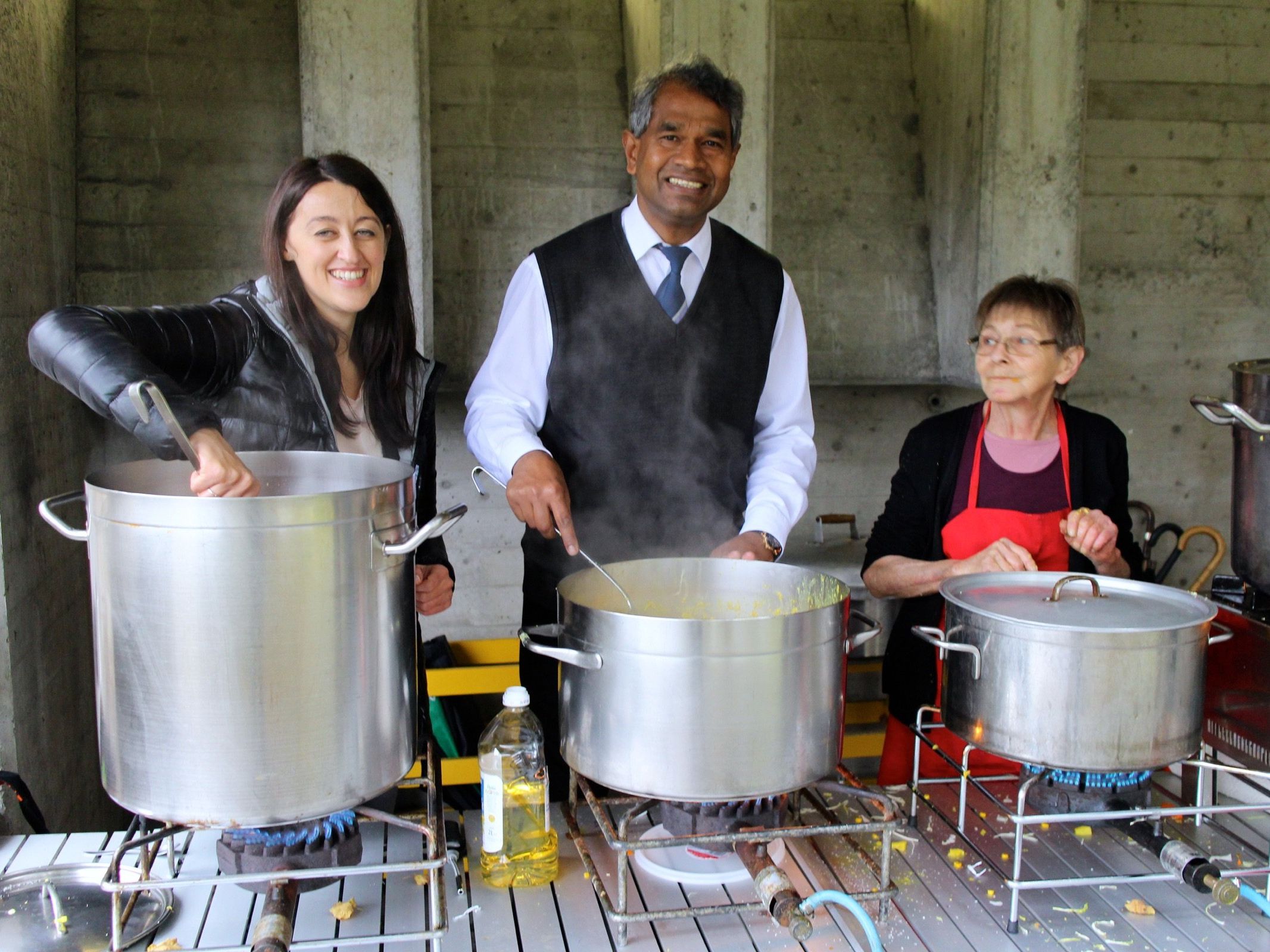 Pfarrer Varghese Georg Thaniyath schwingt gerne den Kochlöffel und lädt Gäste zu feinem, indischem Essen ein. Pfarrer Varghese Georg Thaniyath schwingt gerne den Kochlöffel und lädt Gäste zu feinem, indischem Essen ein.