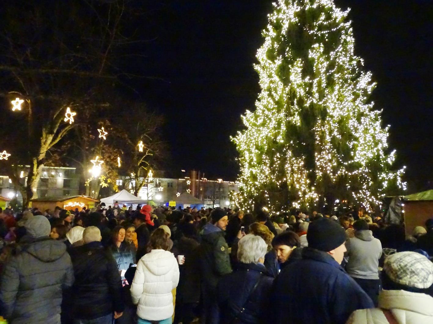 Der Hohenemser Christbaum auf dem Schlossplatz ist mit über 30.000 LED-Leuchten bestückt.