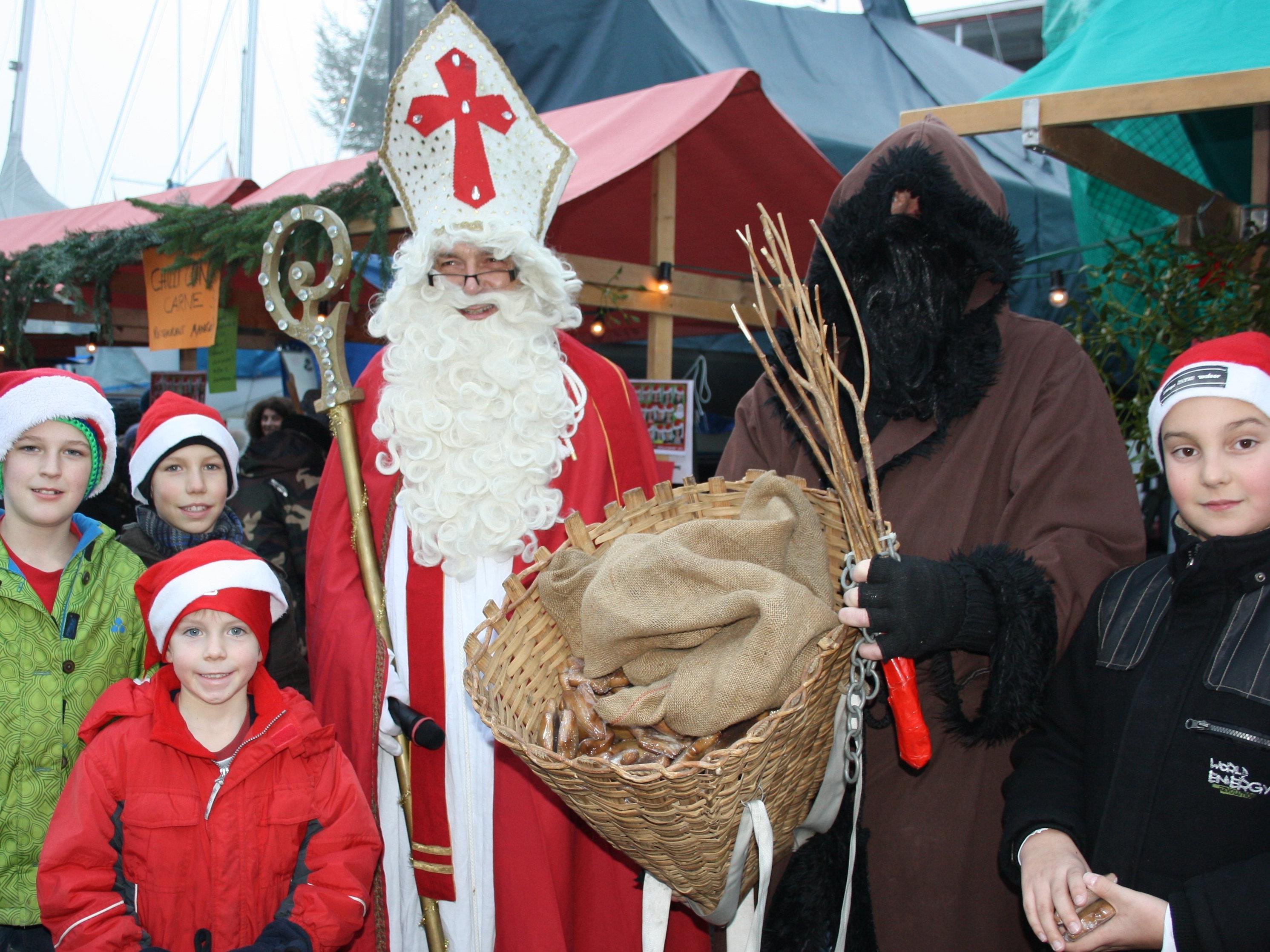 Lochau wird zum Treffunkt der Region: Stimmungsvoller Nikolausmarkt mit  Nikolausbesuch bei der „Alten Fähre“ am Hafen.
