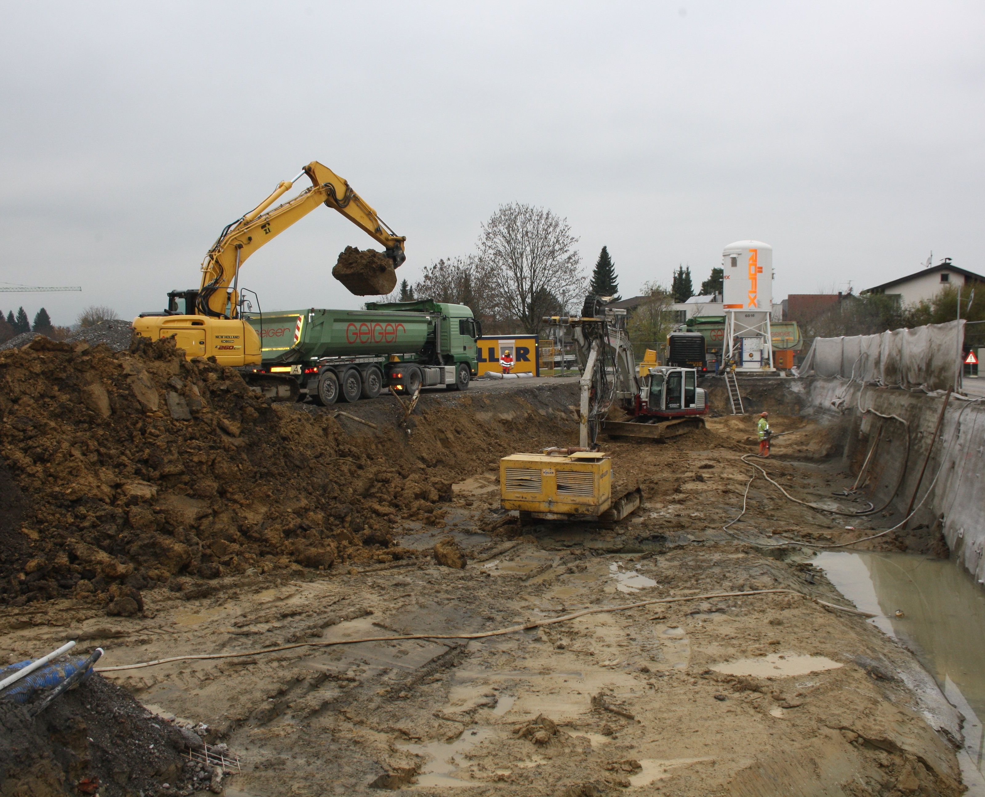 Bei den Aushubarbeiten für das neue Gemeinschaftshaus mussten rund 5.800 Kubikmeter Erdreich bewegt, verfahren und deponiert werden. Bei den Aushubarbeiten für das neue Gemeinschaftshaus mussten rund 5.800 Kubikmeter Erdreich bewegt, verfahren und deponiert werden.