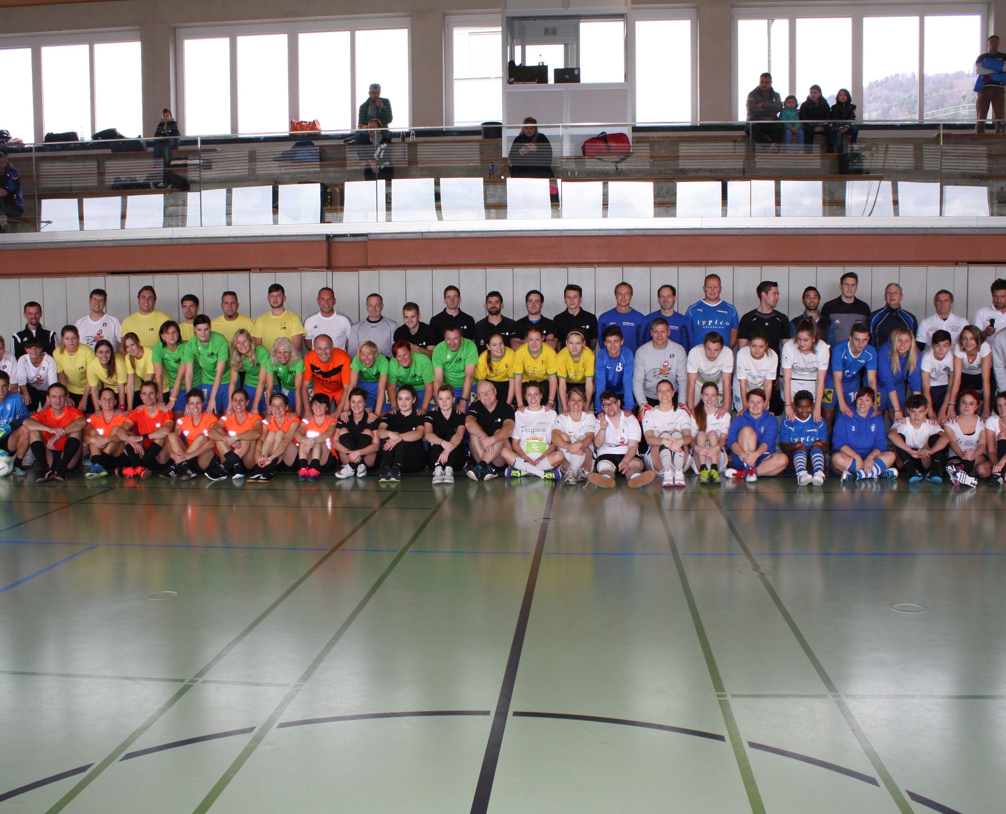 Geselligkeit und Spaß am Fußballspielen stehen beim „Turnier des Herzens 2016“ in der Sporthalle Lochau im Mittelpunkt. Geselligkeit und Spaß am Fußballspielen stehen beim „Turnier des Herzens 2016“ in der Sporthalle Lochau im Mittelpunkt.