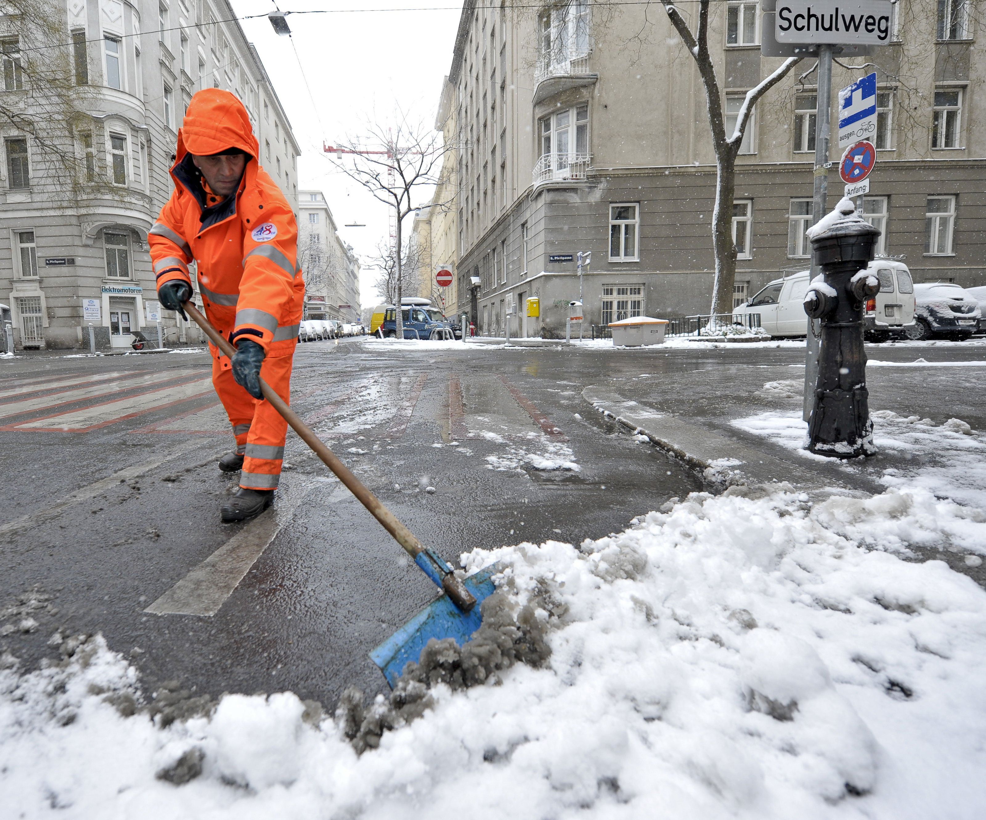 Die Mitarbeiter der MA48 sind gewappnet für den ersten Schnee in Wien Die Mitarbeiter der MA48 sind gewappnet für den ersten Schnee in Wien