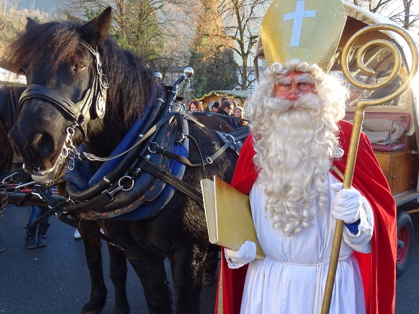 Um 13.30 Uhr kommt der Nikolaus mit einem großen Sack voller Geschenke auf den Schlossplatz. Um 13.30 Uhr kommt der Nikolaus mit einem großen Sack voller Geschenke auf den Schlossplatz.
