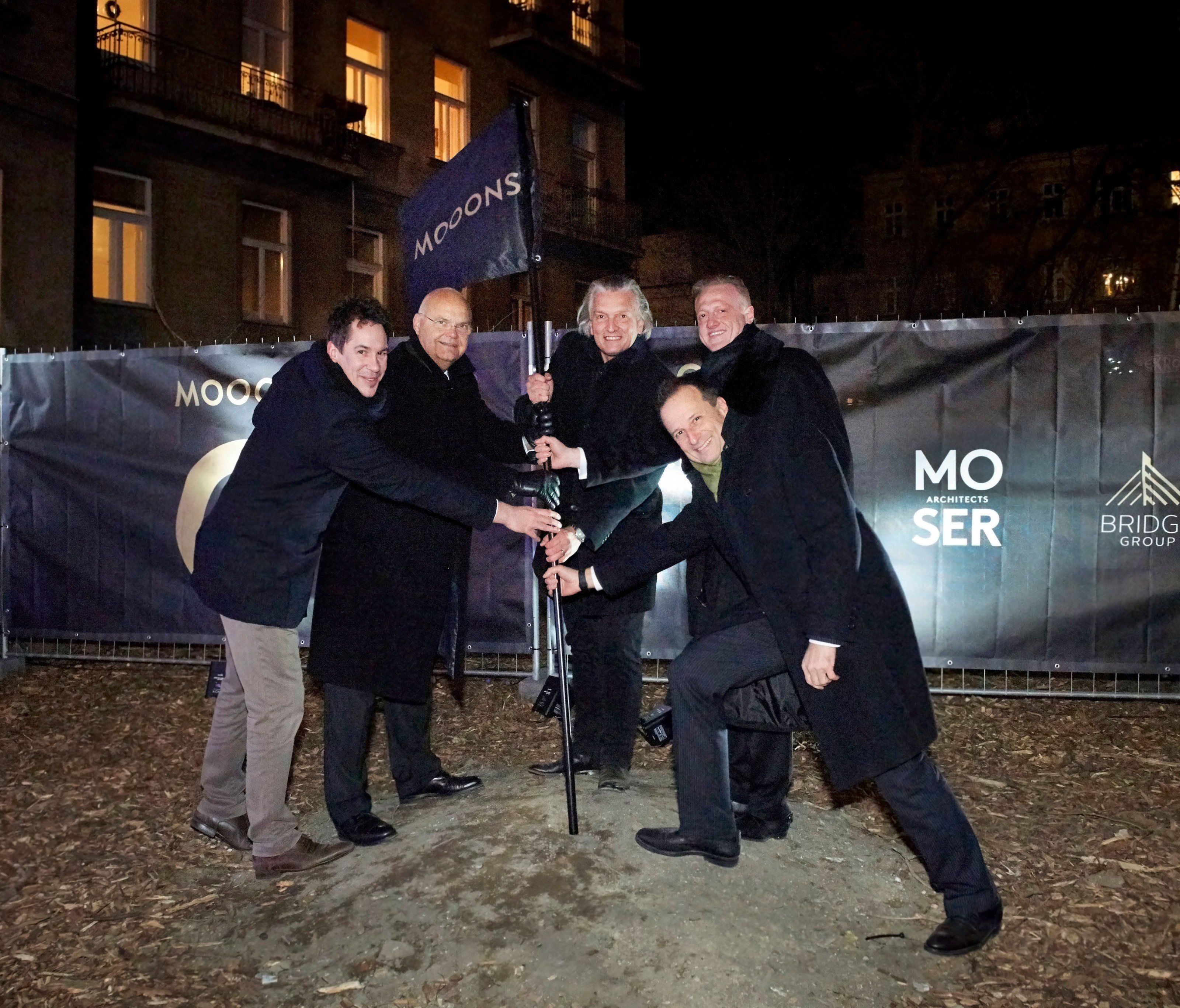 v.l.n.r.: Stefan Hitzler, Harry Kopietz, Marius Moser, Michael Davidson und Martin Lachout beim Spatenstich v.l.n.r.: Stefan Hitzler, Harry Kopietz, Marius Moser, Michael Davidson und Martin Lachout beim Spatenstich