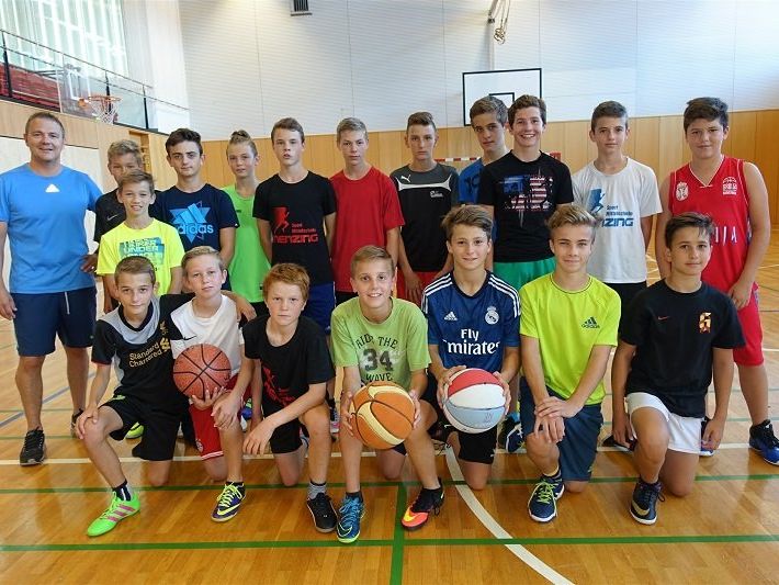 Trainer Robert Rützler mit den Schülern der Sportmittelschule Nenzing Trainer Robert Rützler mit den Schülern der Sportmittelschule Nenzing