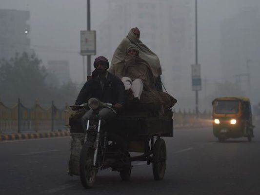 Der Straßenverkehr soll erst eingeschränkt werden, wenn sich die Situation verschlimmert. Der Straßenverkehr soll erst eingeschränkt werden, wenn sich die Situation verschlimmert.