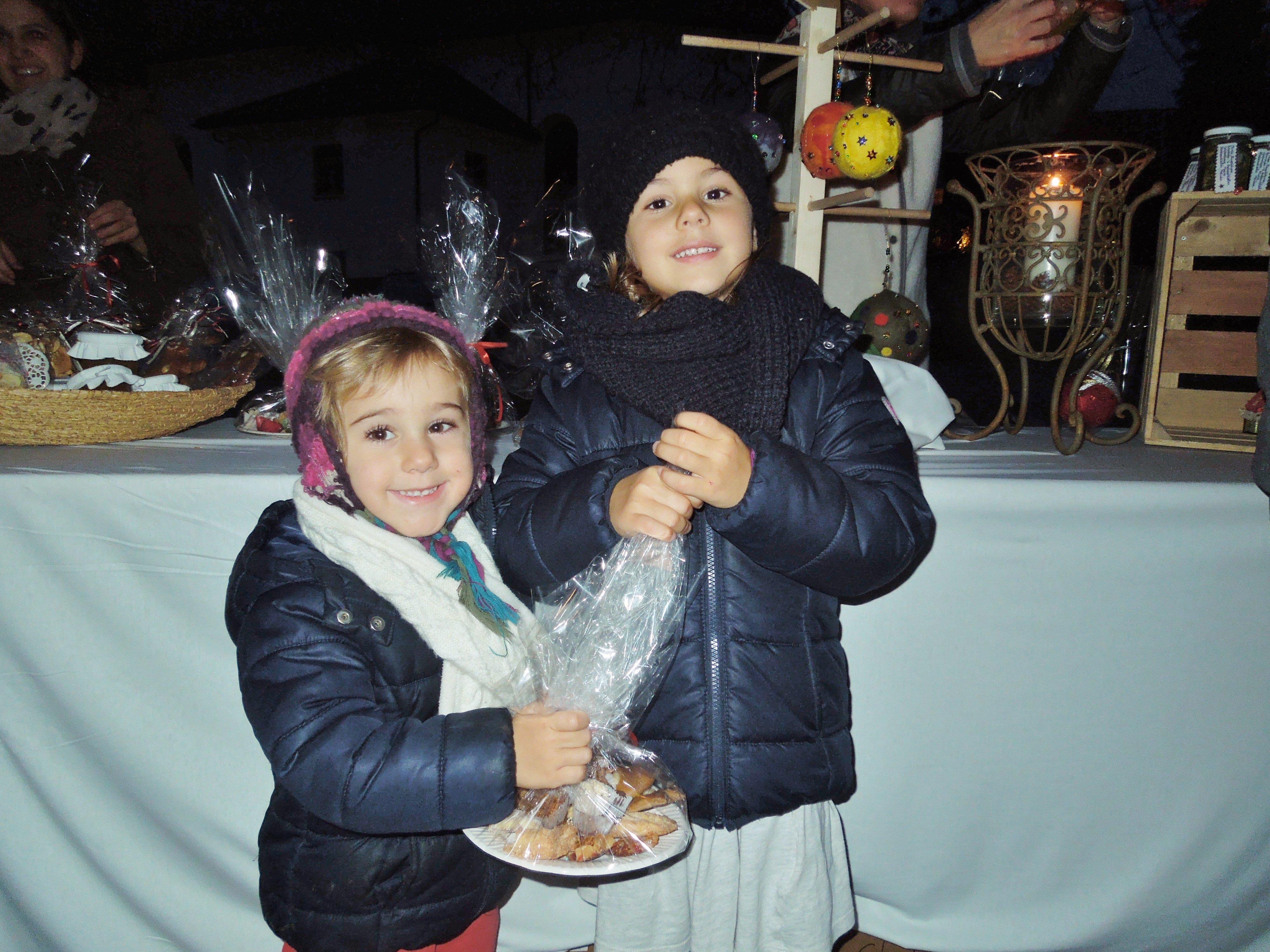 Elisa und Emma deckten sich auf dem Adventmarkt schon einmal mit Keksen für die Weihnachtszeit ein.