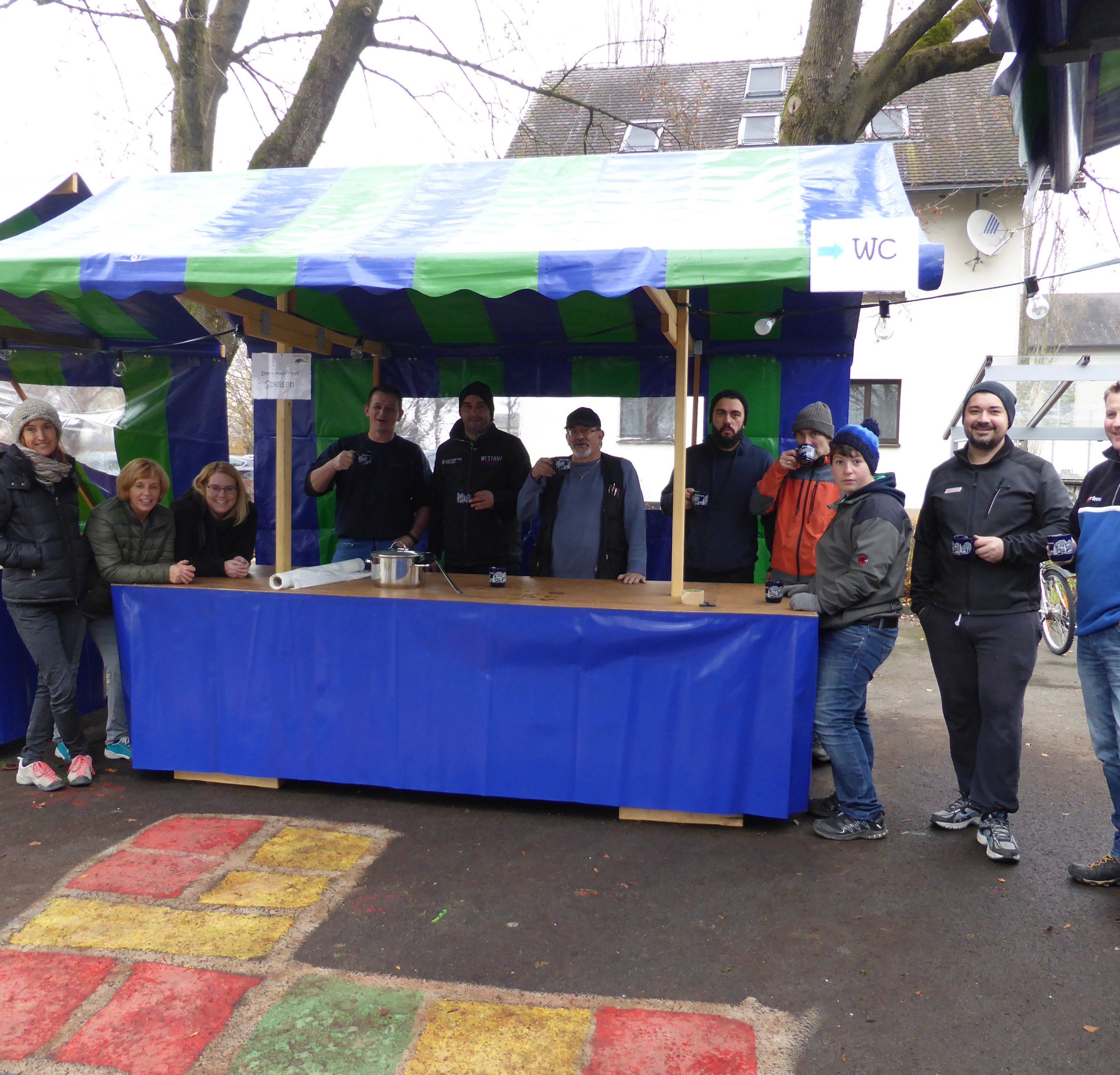 Helfer beim Aufbau Helfer beim Aufbau