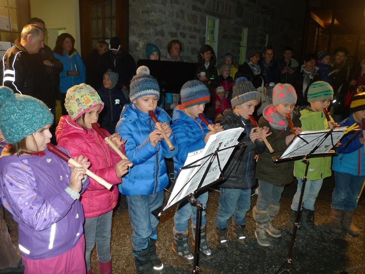 Die Batschunser Flötenkinder sorgten für vorweihnachtliche Klänge auf dem Adventmarkt.
