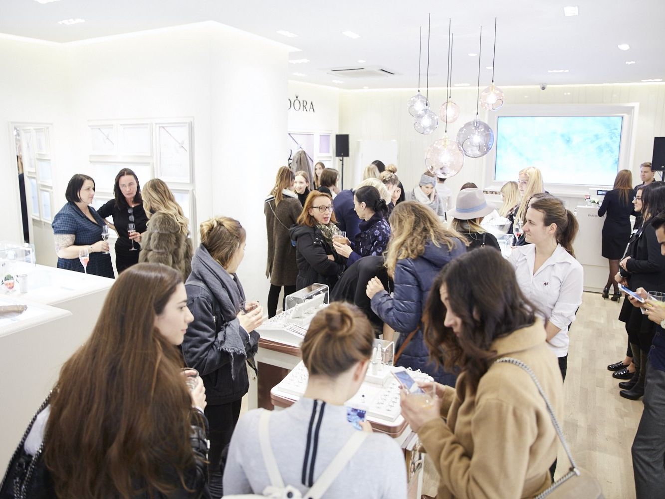 Viele Schmuck-Fans tummelten sich bei der Eröffnung. Viele Schmuck-Fans tummelten sich bei der Eröffnung.