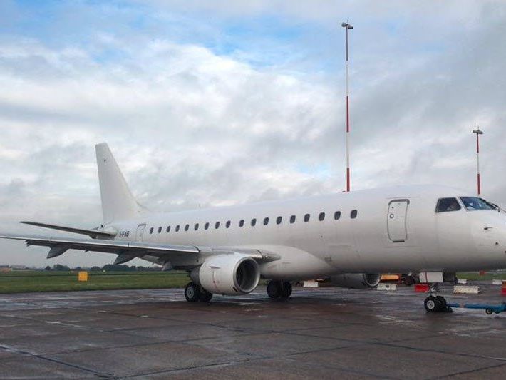 Der neue Embraer 170 der People's Viennaline muss natürlich auch als Fotomodell herhalten. Der neue Embraer 170 der People's Viennaline muss natürlich auch als Fotomodell herhalten.